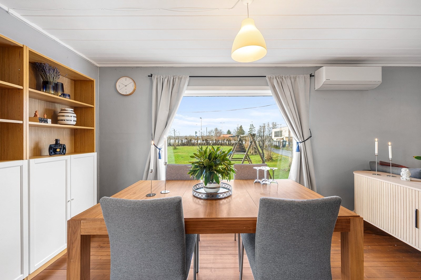 Store vindusflater gir godt med naturlig lys til spiseplassen. Galleribilde