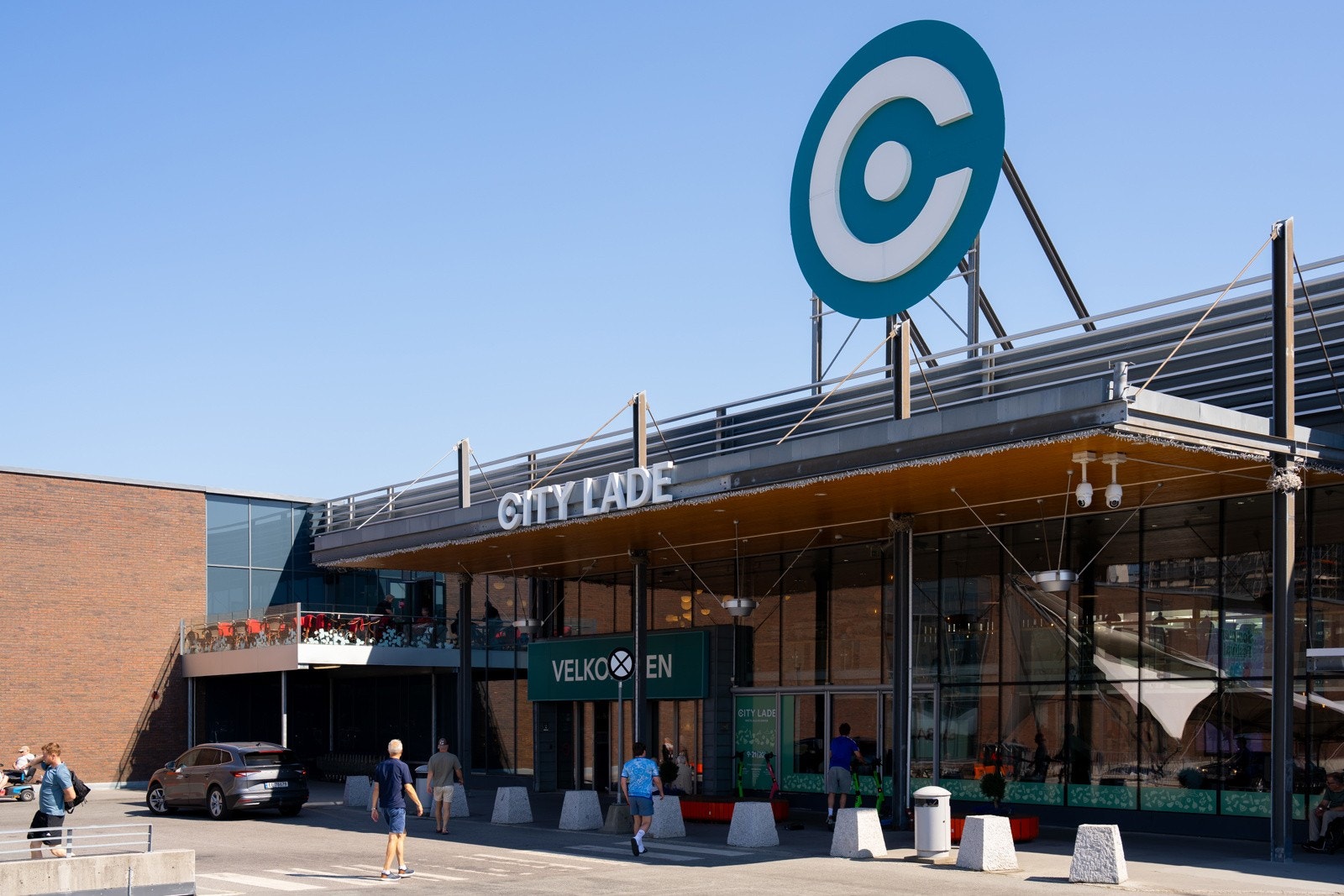 En kort gåtur unna ligger kjøpesenteret City Lade som huser en rekke forskjellige restauranter, kaféer, vinmonopol samt godt over 70 butikker. Galleribilde