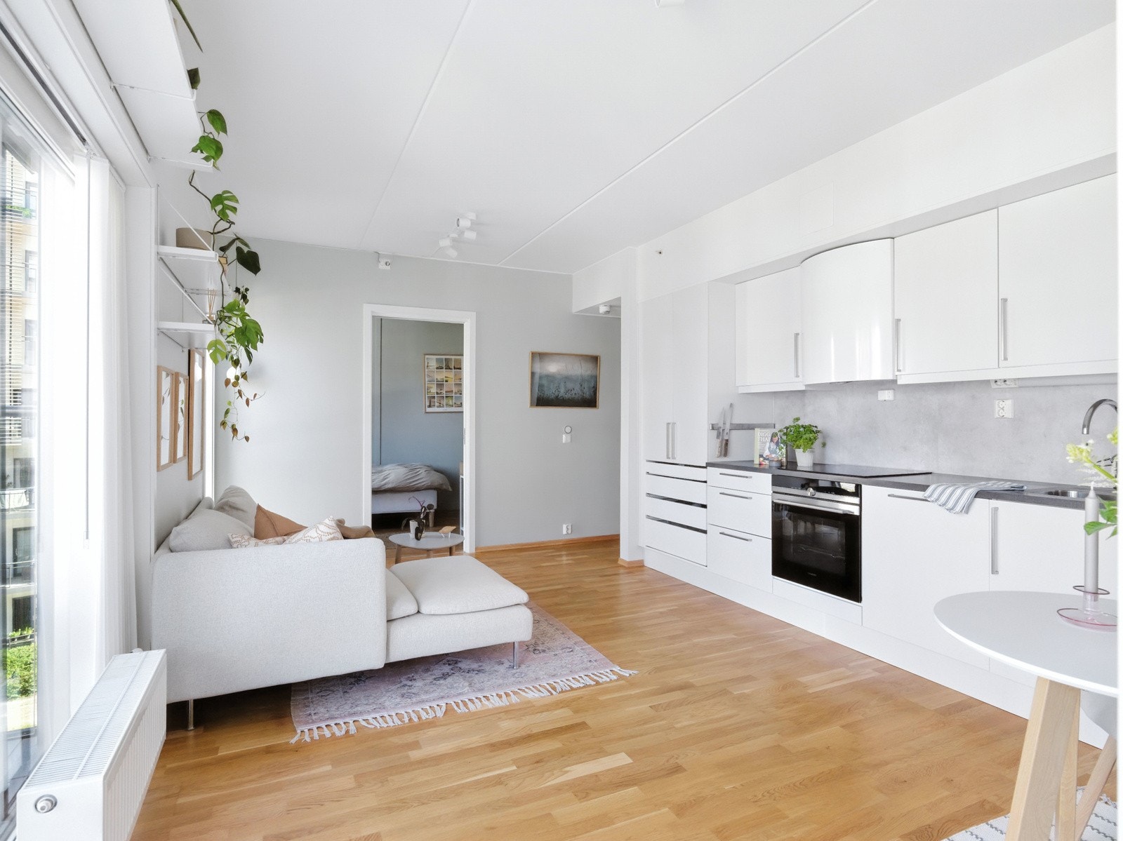 Stilrent og moderne kjøkken med god plass til matlaging. Galleribilde