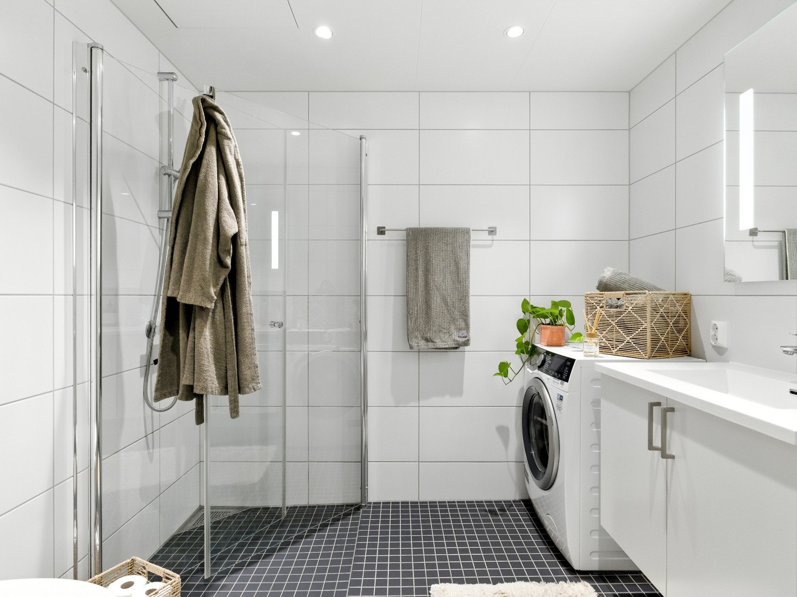 Bad på 4,5kvm som har flott belysning med downlights i taket og sminkelys intergrert i speilet. Galleribilde