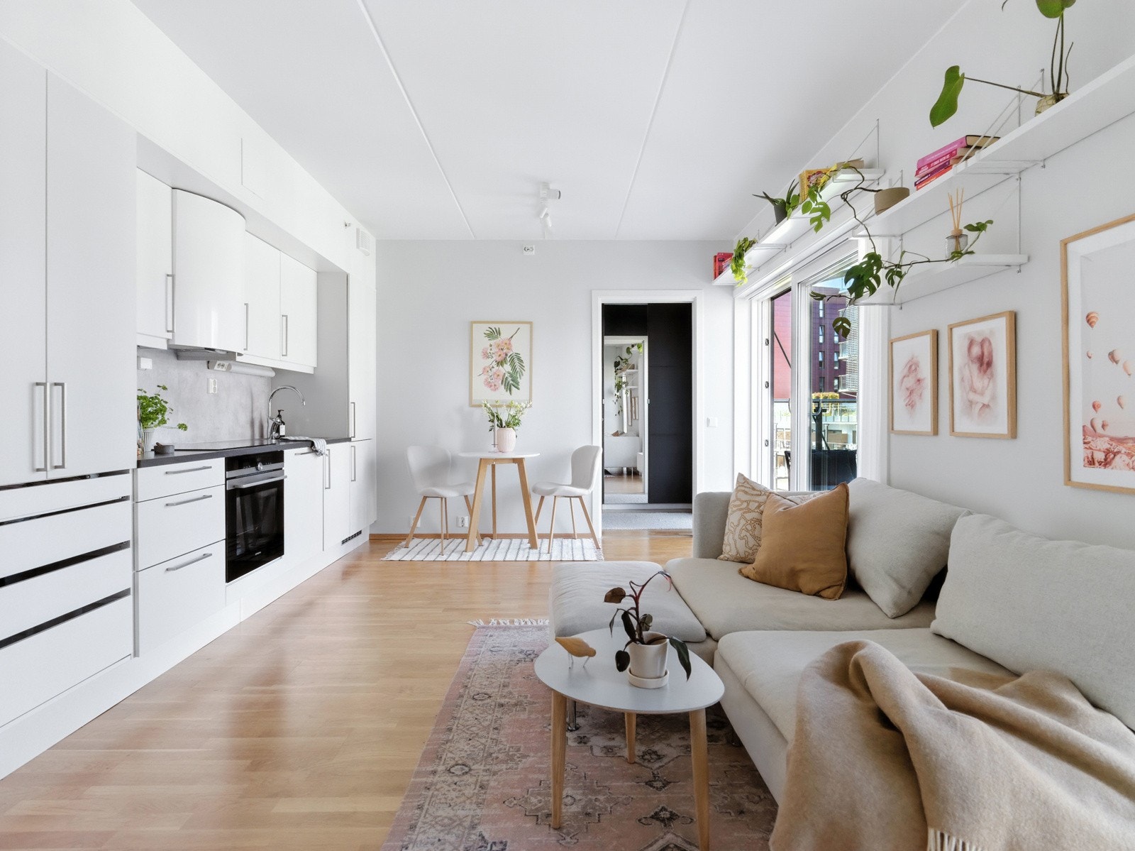 Stuen er romslig og kan enkelt møbleres etter eget ønske med blant annet sofa og egen spisegruppe. Galleribilde