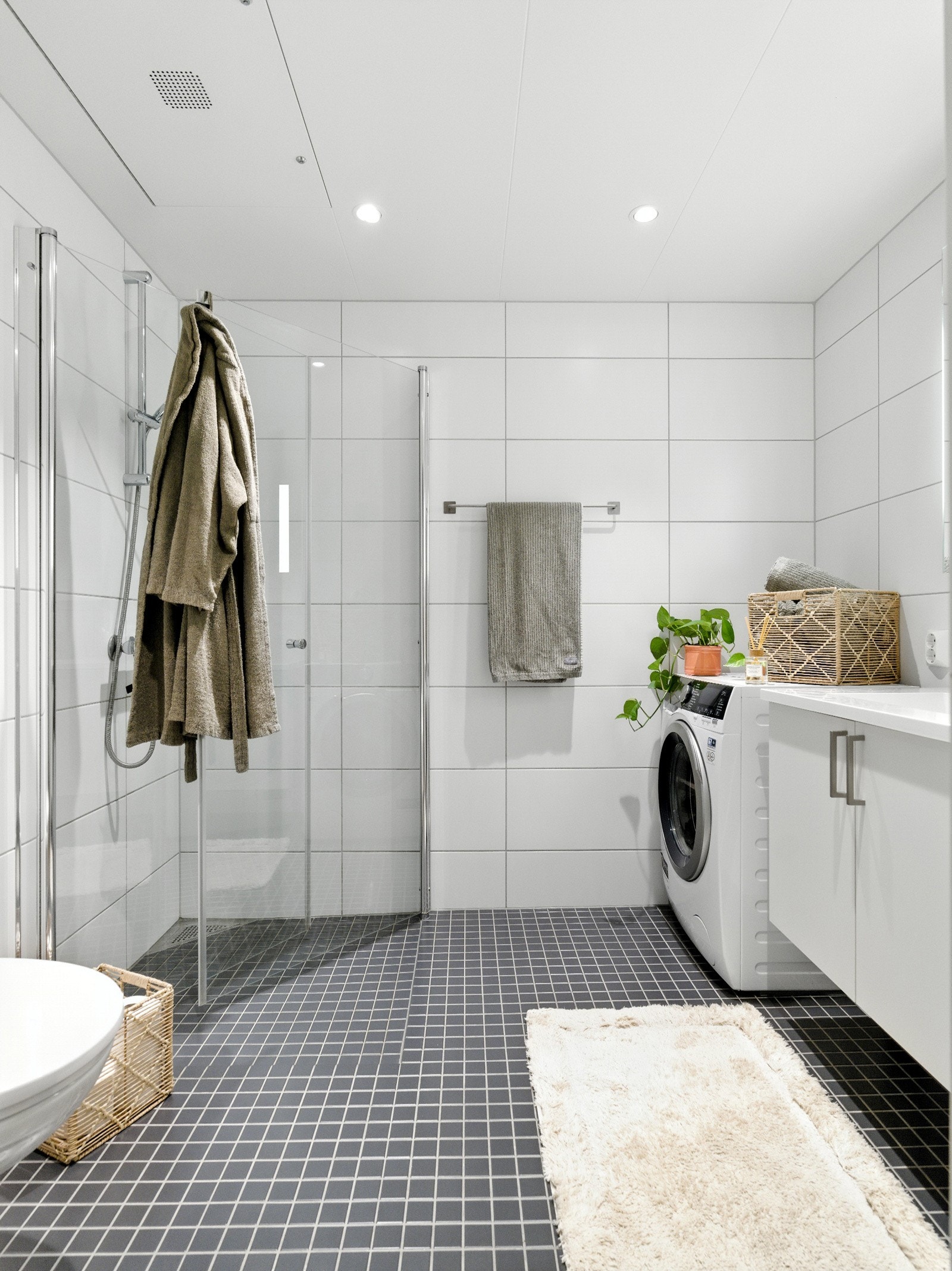 Badet er praktisk innredet med dusjhjørne og innfellbare glassdører. Galleribilde