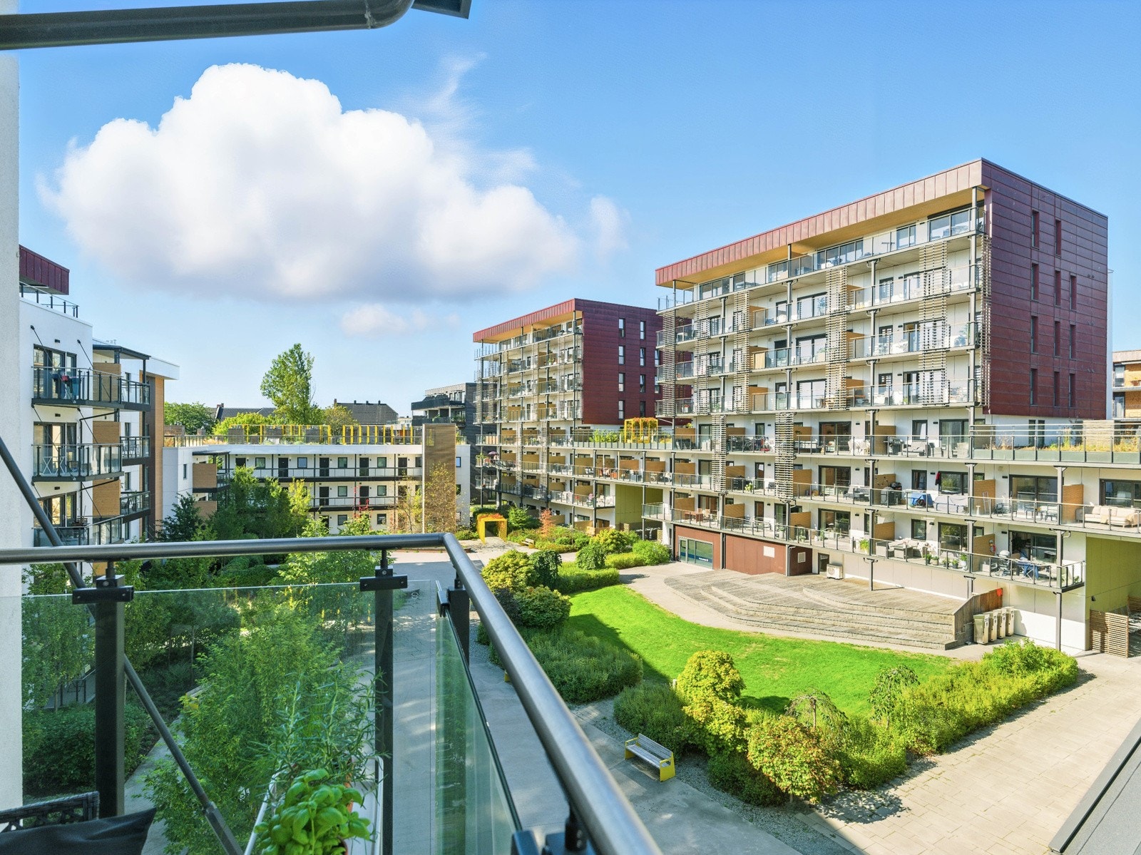 Leiligheten har en nydelig balkong og pent uteområde hvor du kan nyte det fine været. Galleribilde