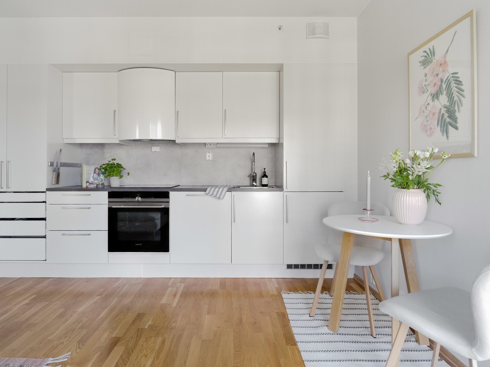 Kjøkkenet har intergrerte hvitevarer som medfølger i handelen. Galleribilde