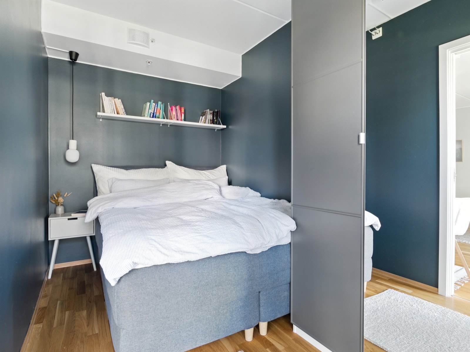 Soverom to på 7,5kvm er utstyrt med et romslig garderobeskap som medfølger i handelen. Galleribilde