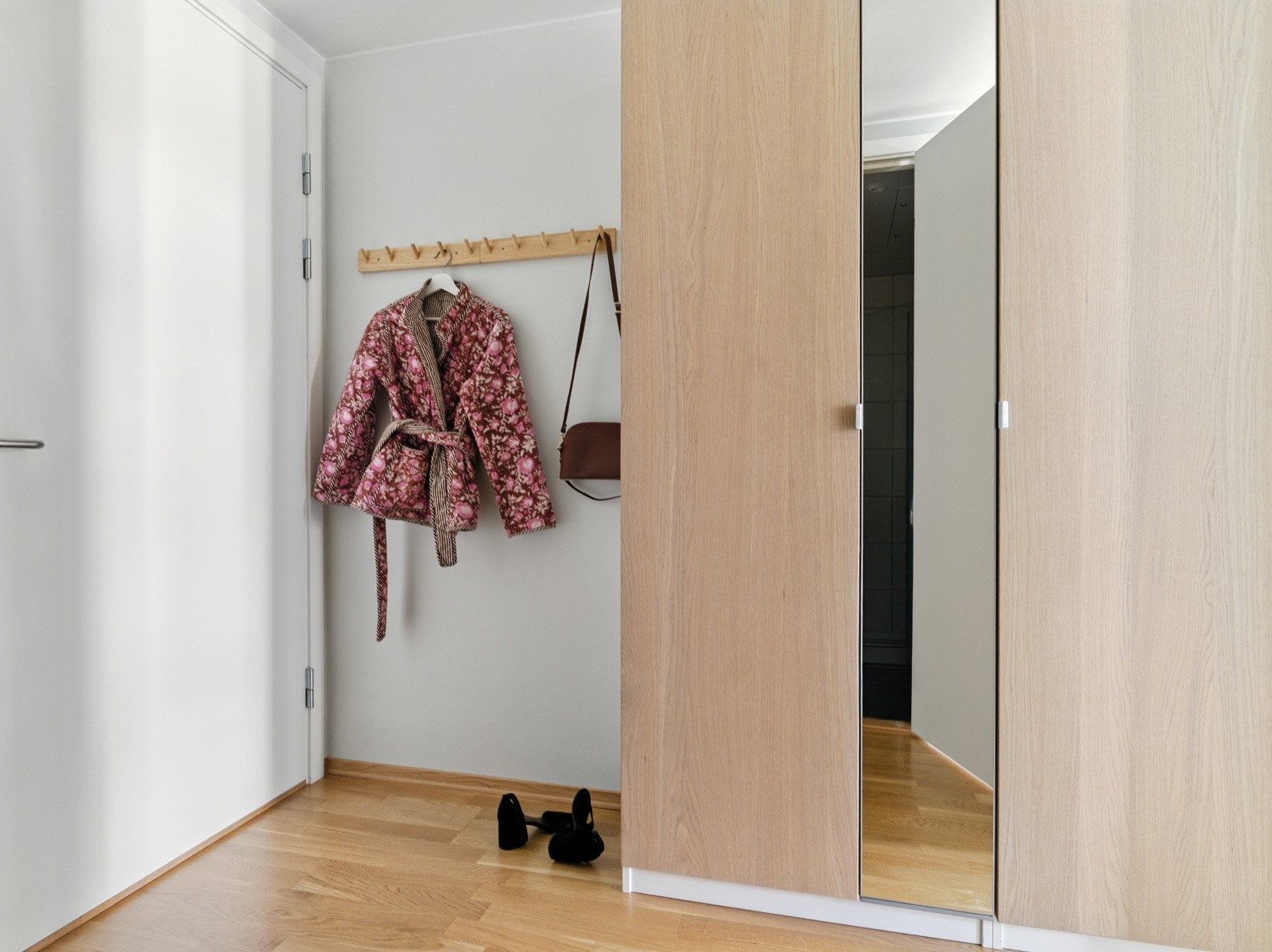 Entréen måler på 4 kvm og har god plass til oppbevaringsmøblement for sko og yttertøy. Galleribilde