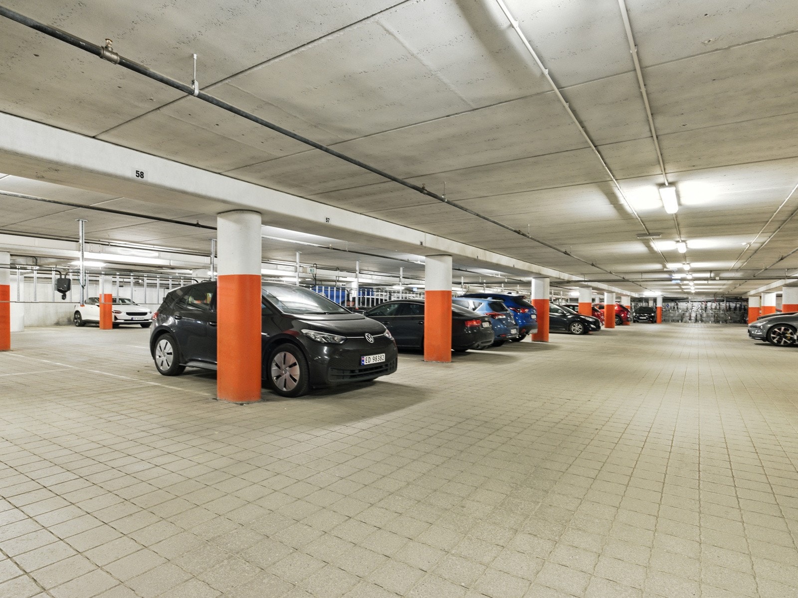 Leiligheten disponerer parkeringsplass i sameiets garasjekjeller med fastmontert elbillader. Galleribilde