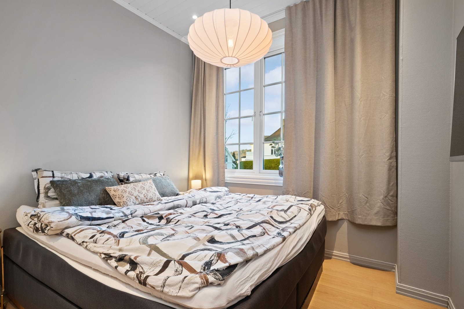 Her er det høyt under taket, og hovedsoverommet har god plass til dobbeltseng med tilhørende nattbord Galleribilde