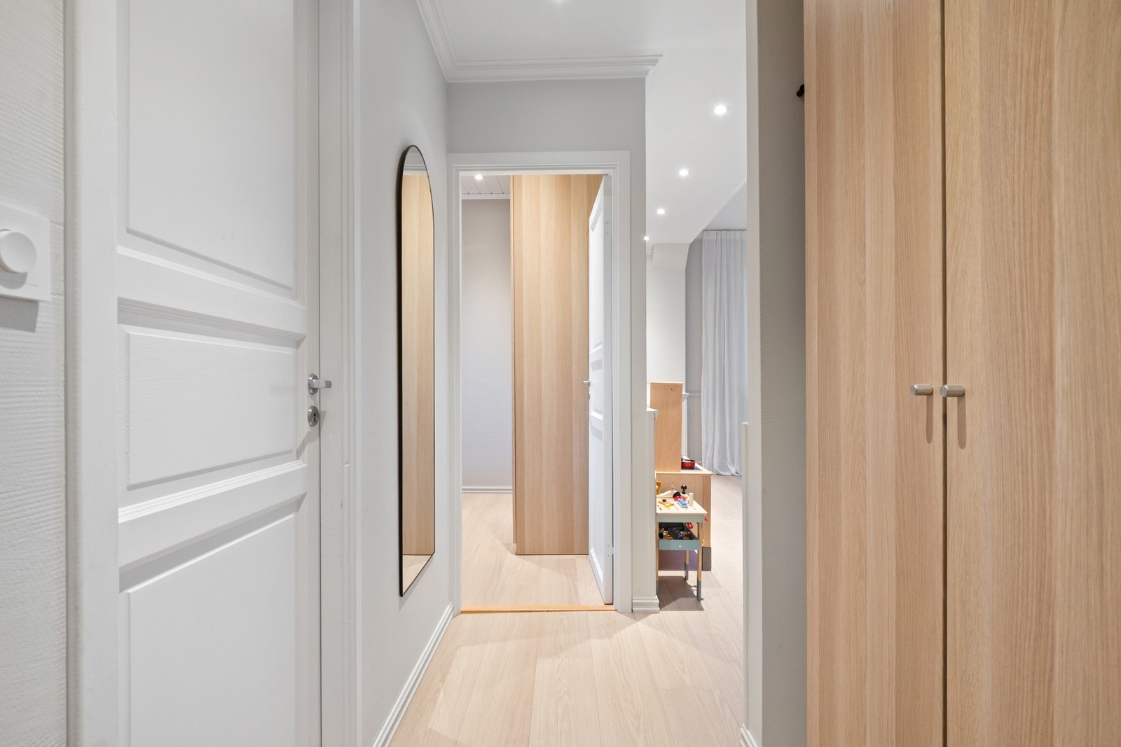 Yttertøyet ryddes enkelt bort i et fint garderobeskap ved inngangsdøren Galleribilde