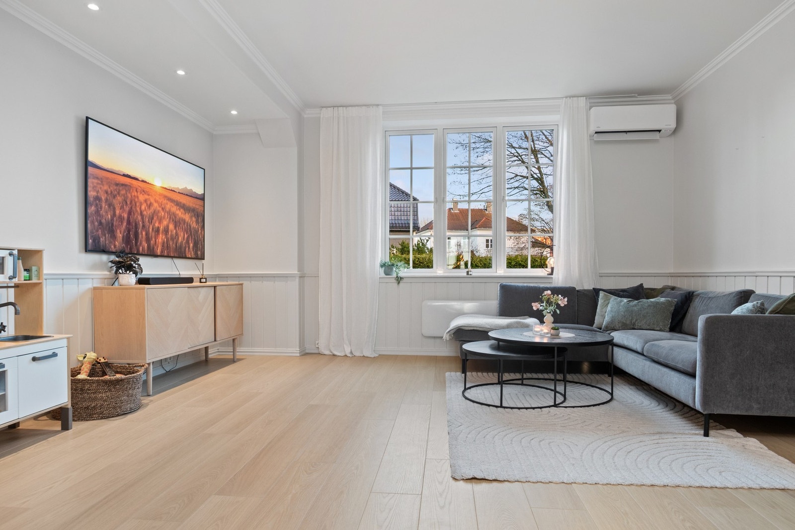 Veggene er kledd med hvitmalt brystningspanel, og i 2024 ble en varmepumpe installert for jevn, behagelig varme Galleribilde