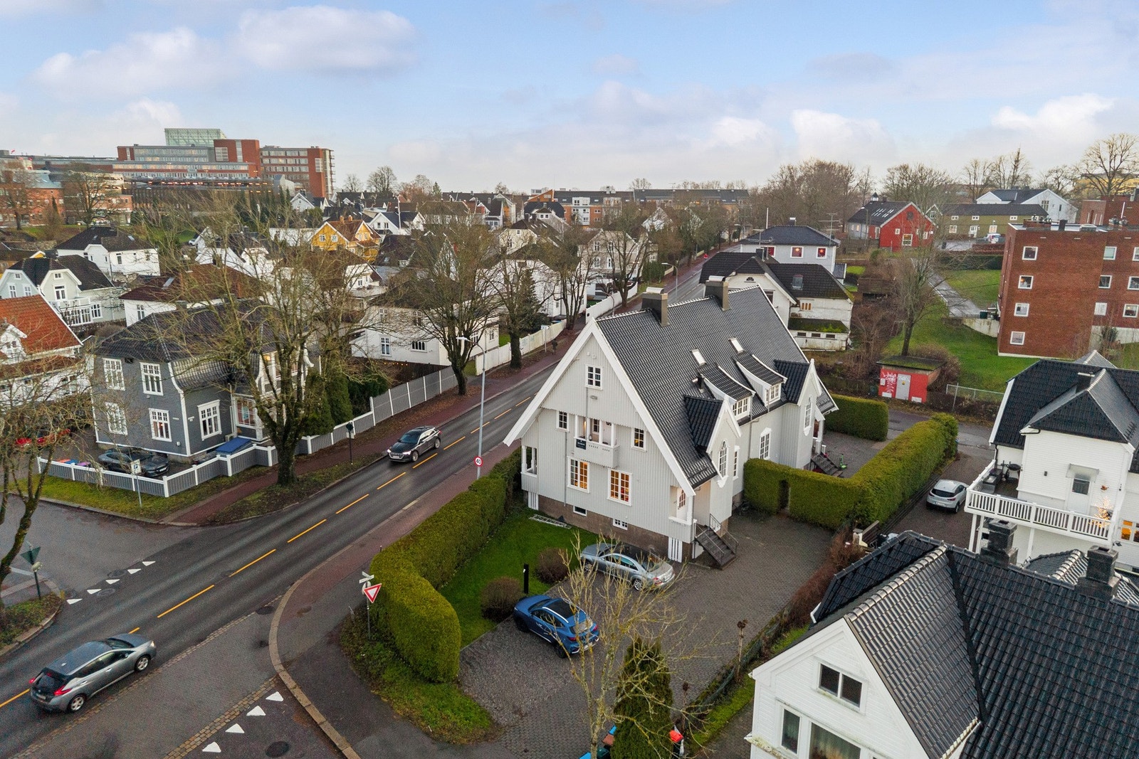 Uteområdet blir godt ivaretatt, og leiligheten disponerer to parkeringsplasser på fellesarealet Galleribilde