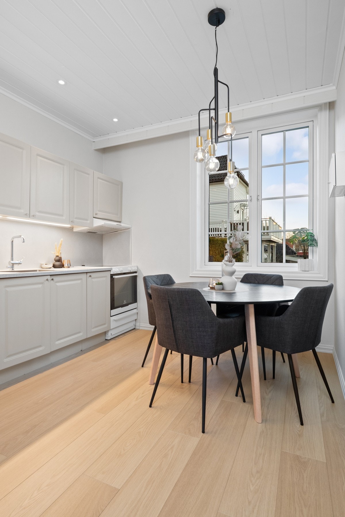 Et lyst kjøkken ligger innenfor stuen, og det er god kontakt mellom sonene Galleribilde