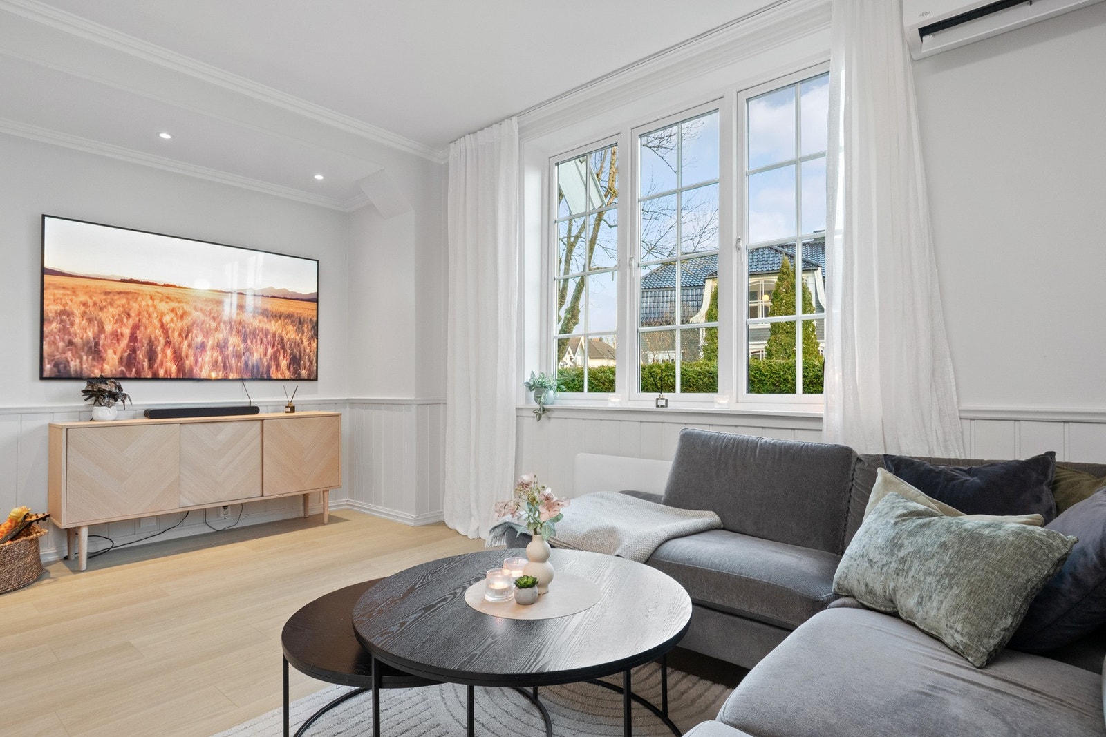 Takhøyden gir god romfølelse, og et stort sprossevindu slipper inn godt med naturlig lys Galleribilde