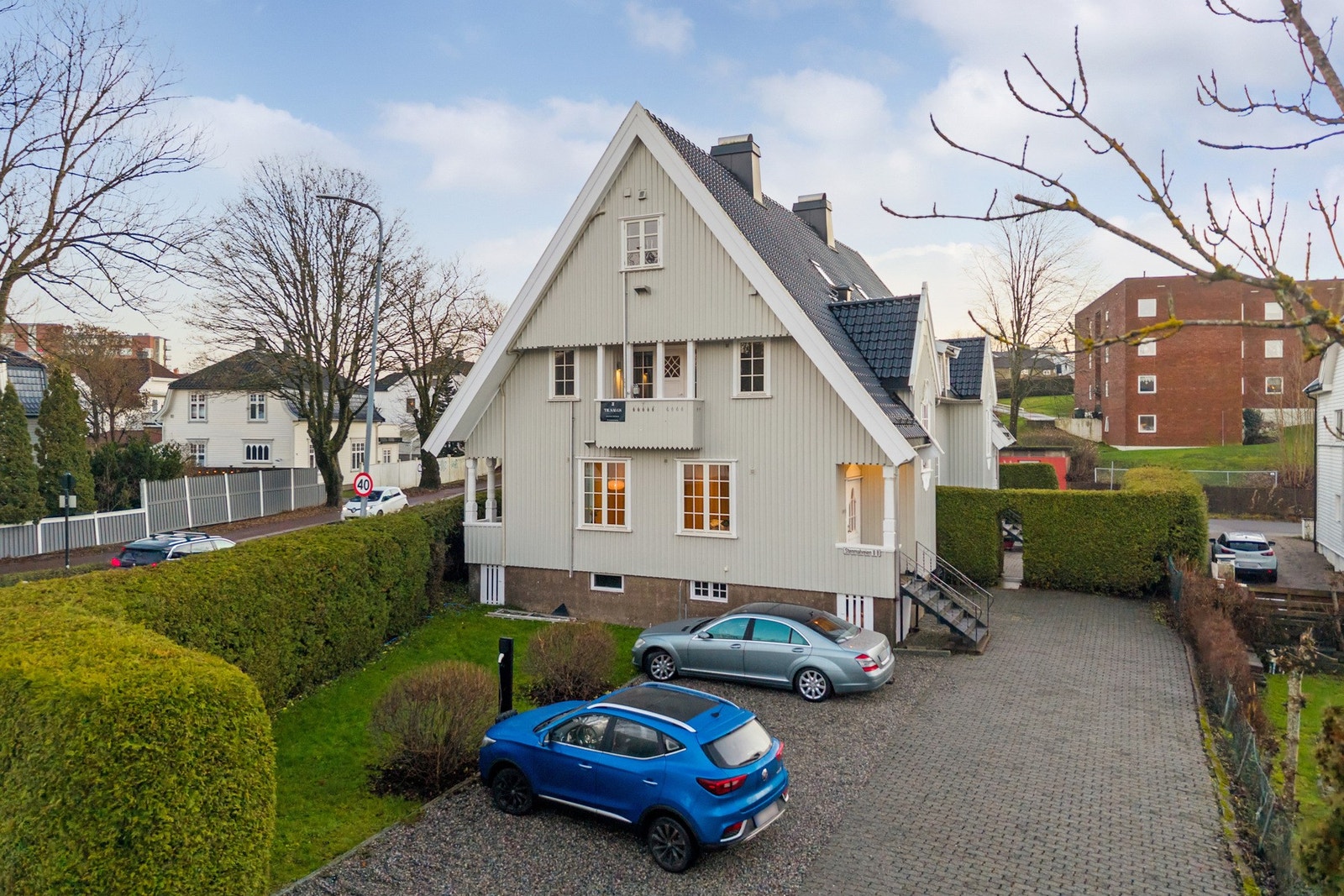 Her bor man svært sentralt, i gangavstand til sentrum, togstasjon, bussterminal og fine turområder i skogen Galleribilde