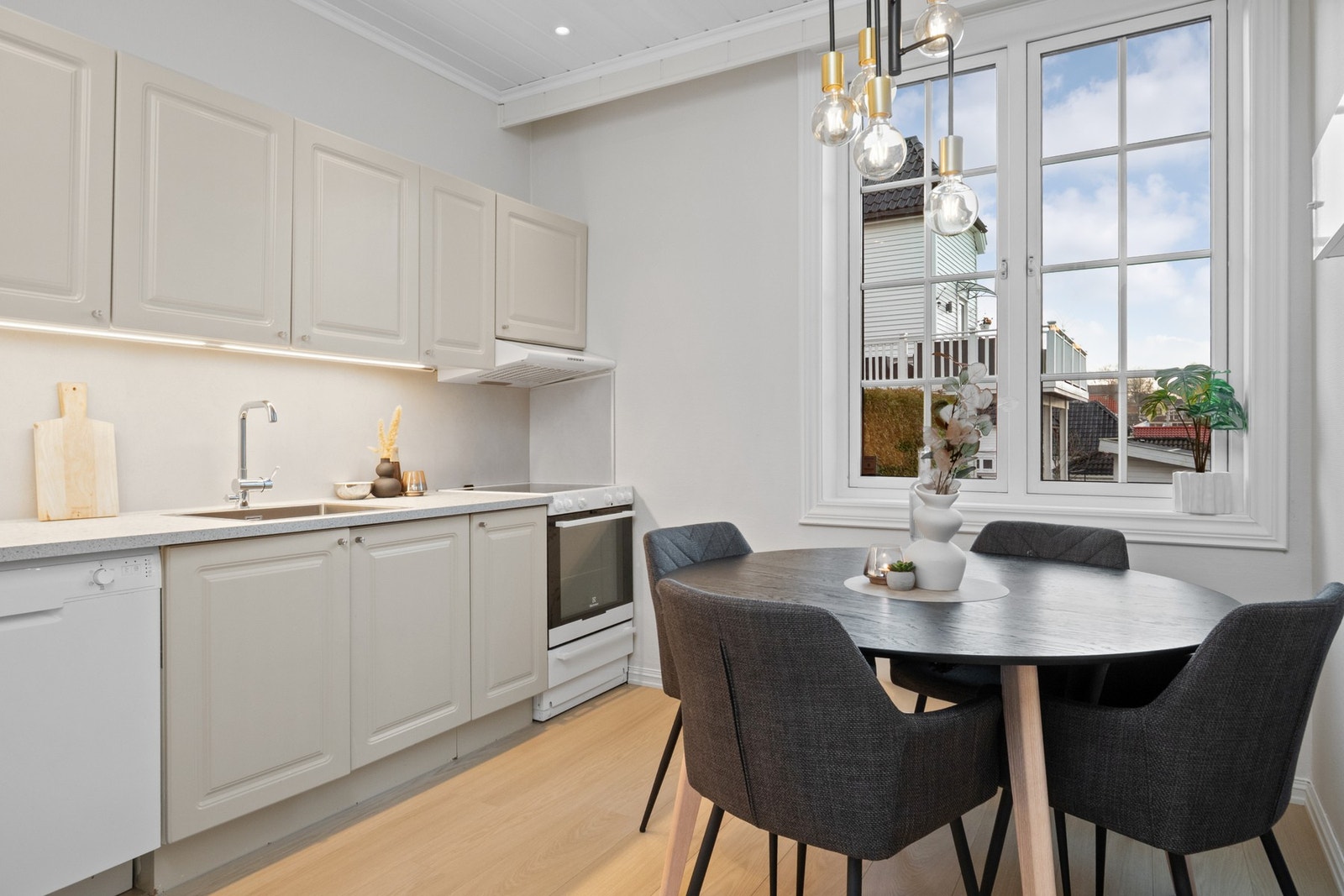 Med tanke på størrelsen til leiligheten får man et stort kjøkken med egen spiseplass for hyggelige måltider Galleribilde