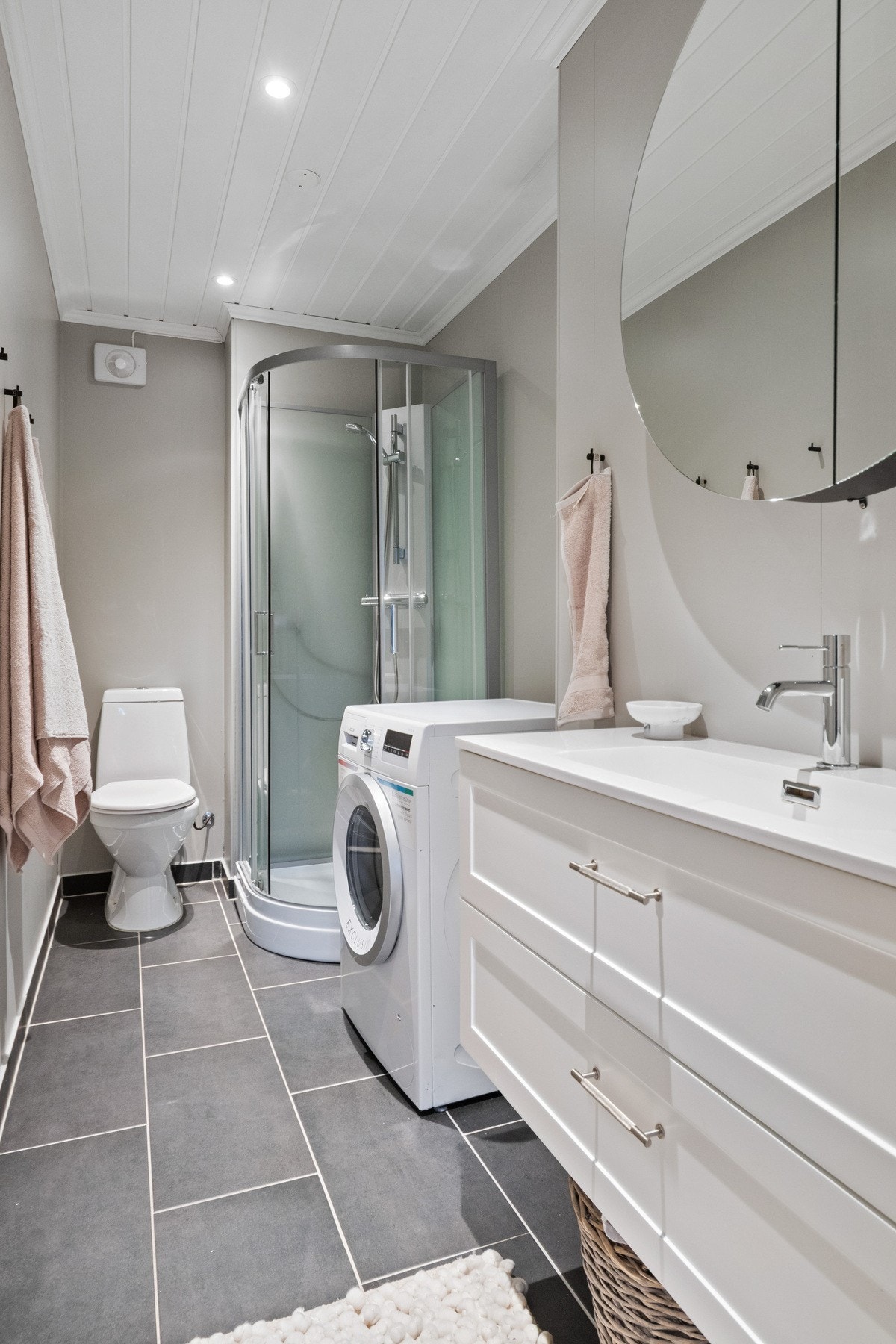 Opplegg for vaskemaskin er etablert, og i tillegg til toalettet har badet dusjkabinett, varmekabler og downlights i taket Galleribilde