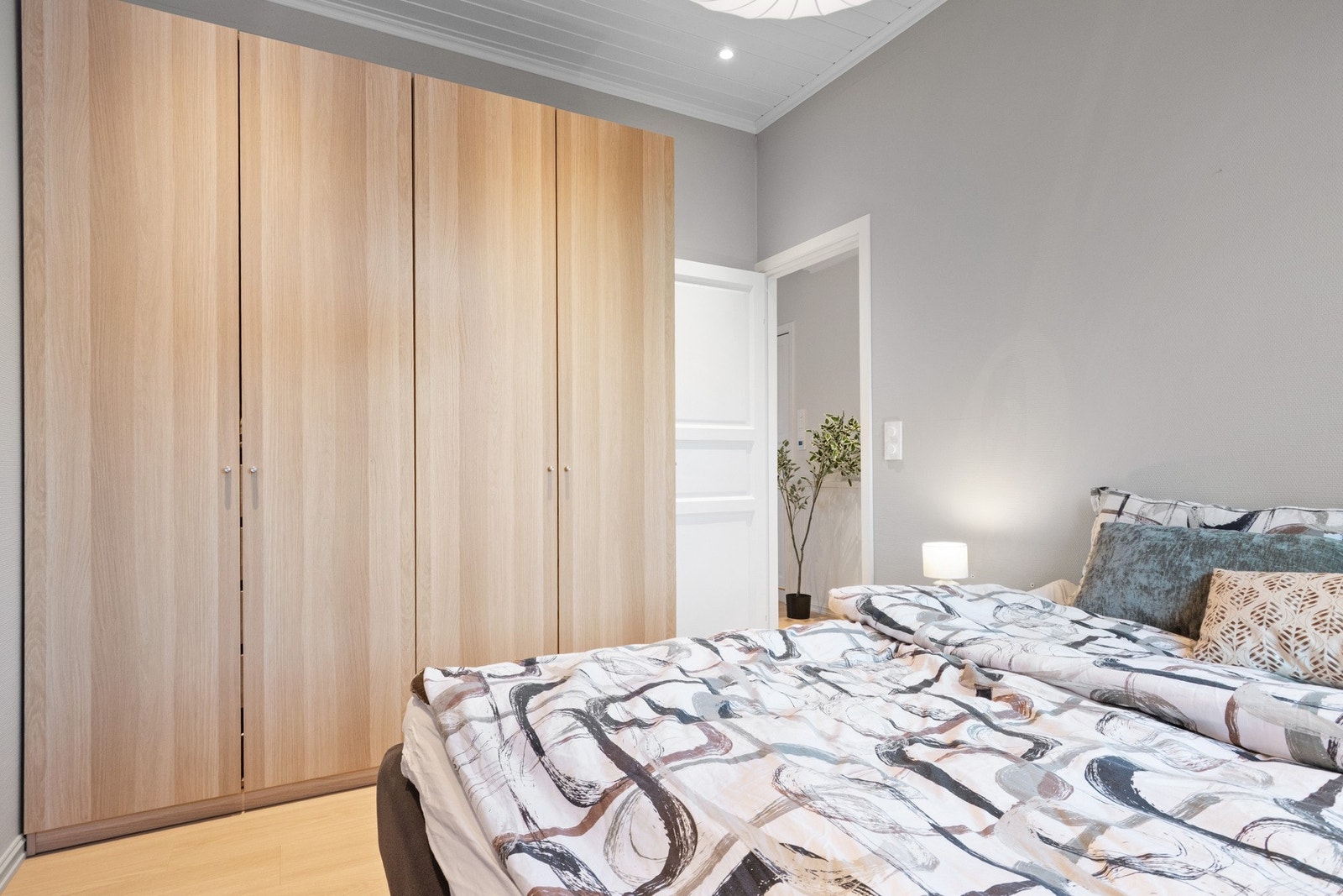 I leiligheten er det to pene soverom, innredet med downlights Galleribilde