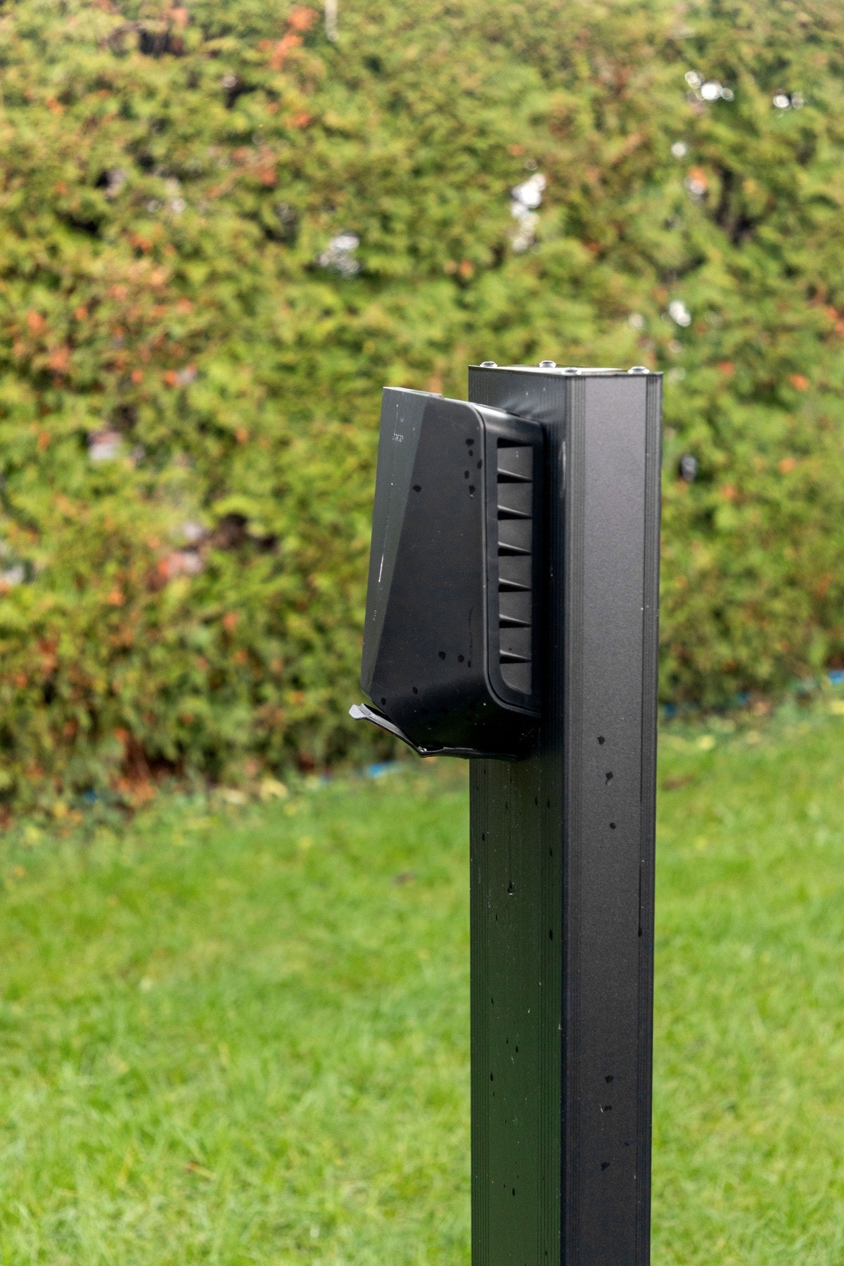 I 2024 ble en ladestolpe for elbiler installert ved parkeringen Galleribilde