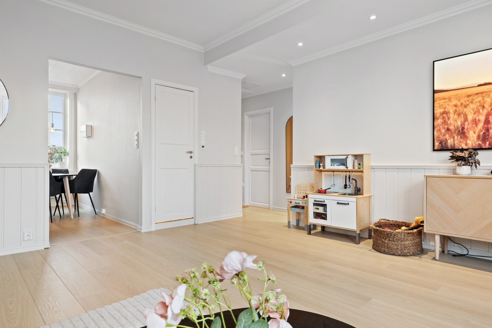 Et lyst kjøkken ligger innenfor stuen, og det er god kontakt mellom sonene Galleribilde