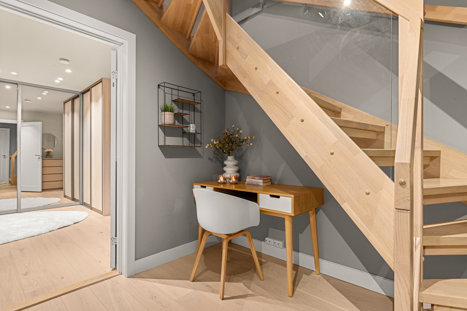 Trapperommet med rekkverk i glass binder etasjene sammen på en elegant måte. Galleribilde