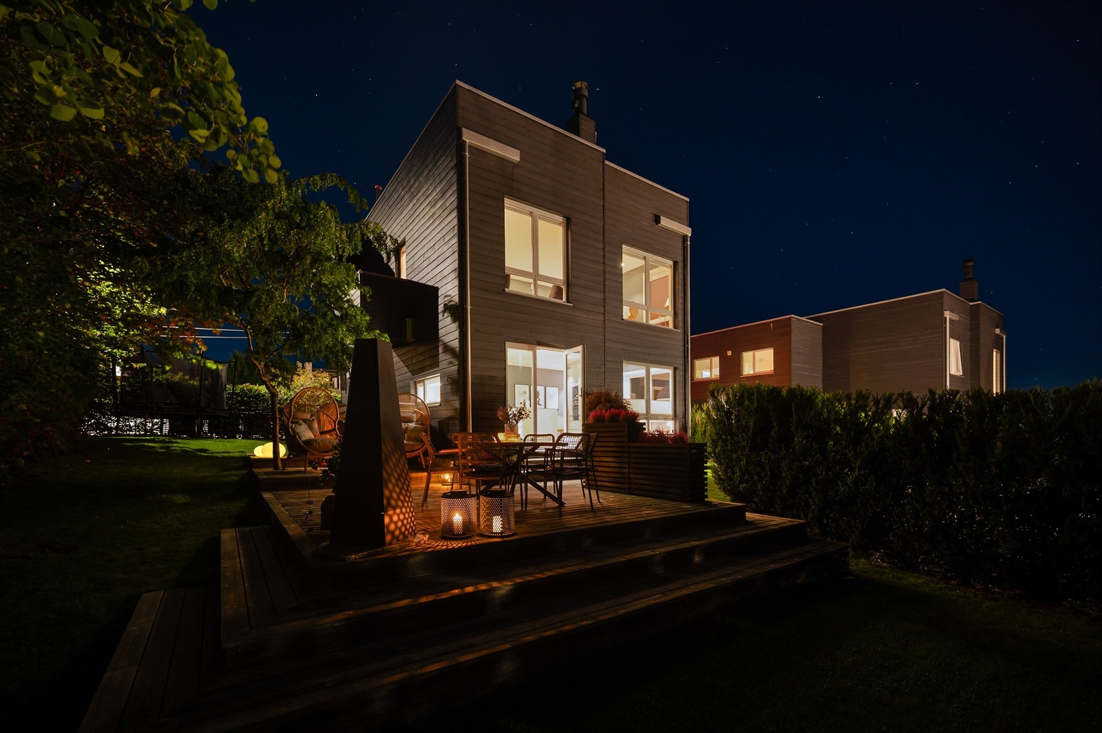 Huset sett fra hagen på kveldstid. Galleribilde