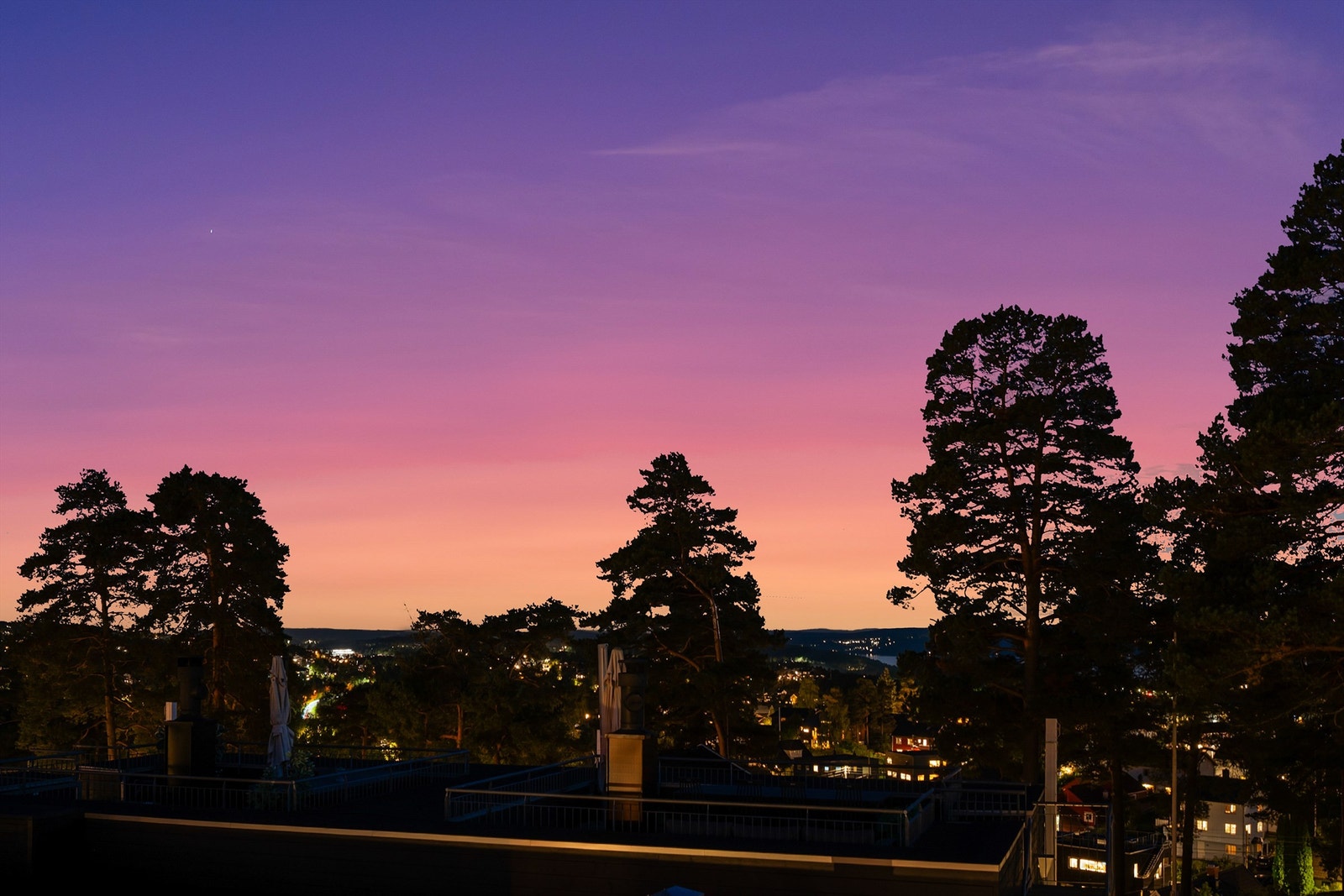 Flott utsikt fra takterrassen - kveldstid. Galleribilde