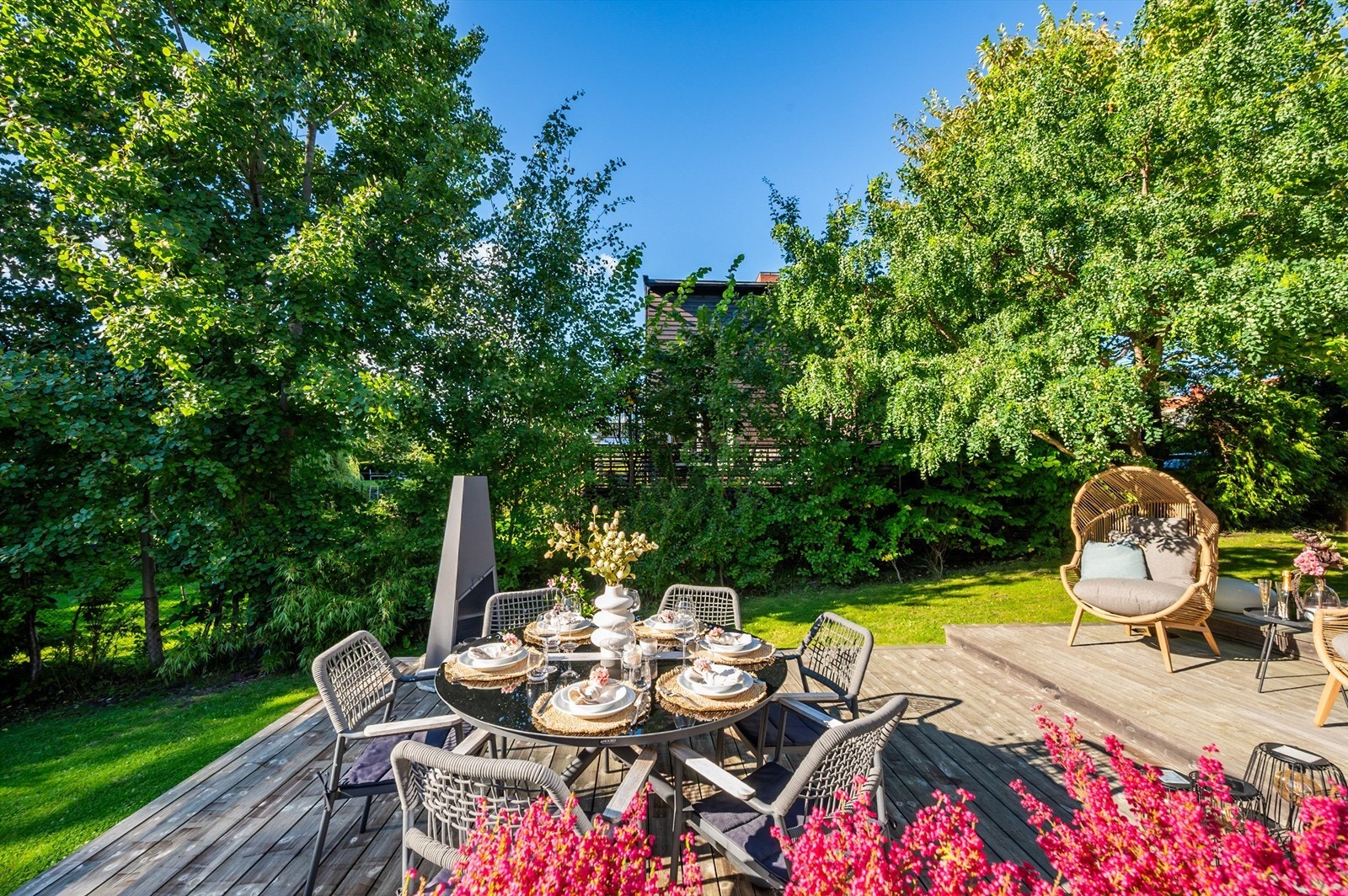 Terrassen i hagen har god plass til en stor spisegruppe. Galleribilde