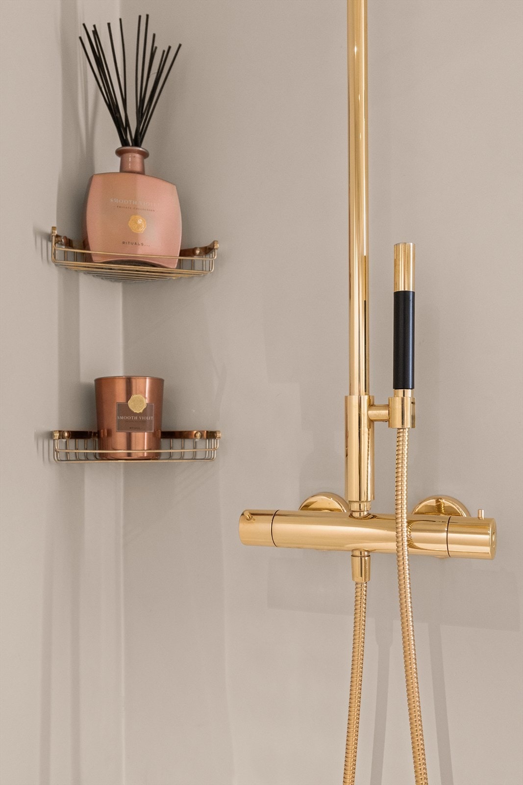 Armaturene i dusjen er også i messing, noe som skaper en helhetlig stil. Galleribilde