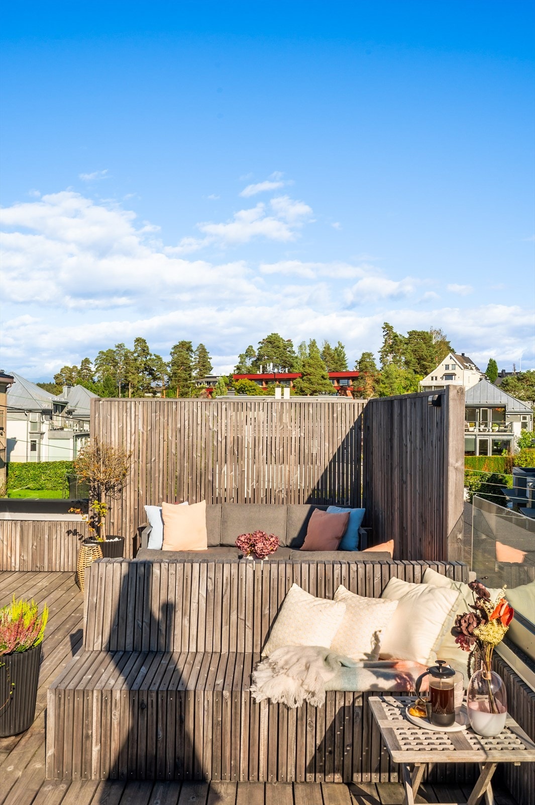 De plassbygde møblene utnytter plassen optimalt og skaper en sosial sone. Galleribilde