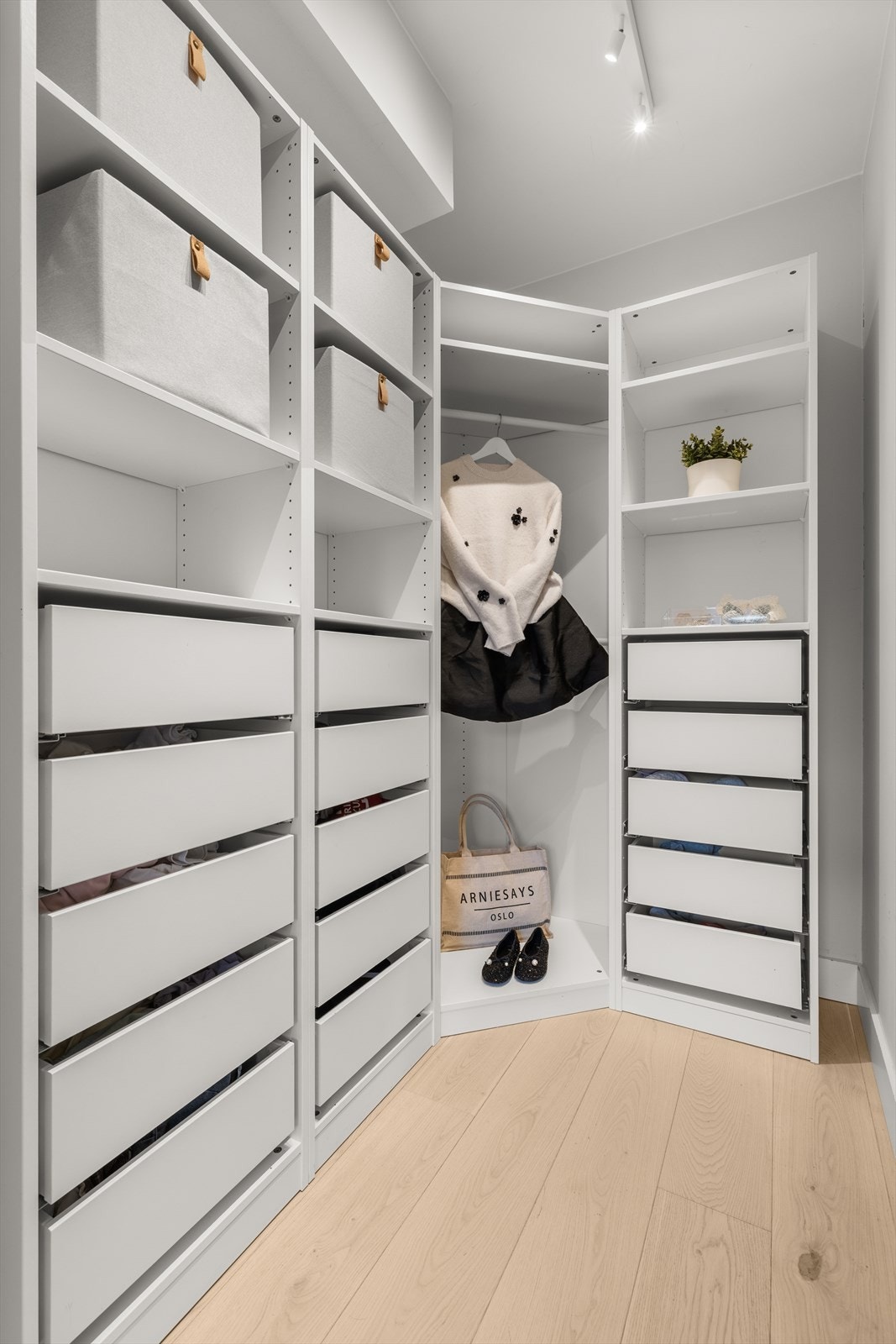 Garderoben er innredet med et fleksibelt hyllesystem som gir rikelig med lagringsplass. Galleribilde