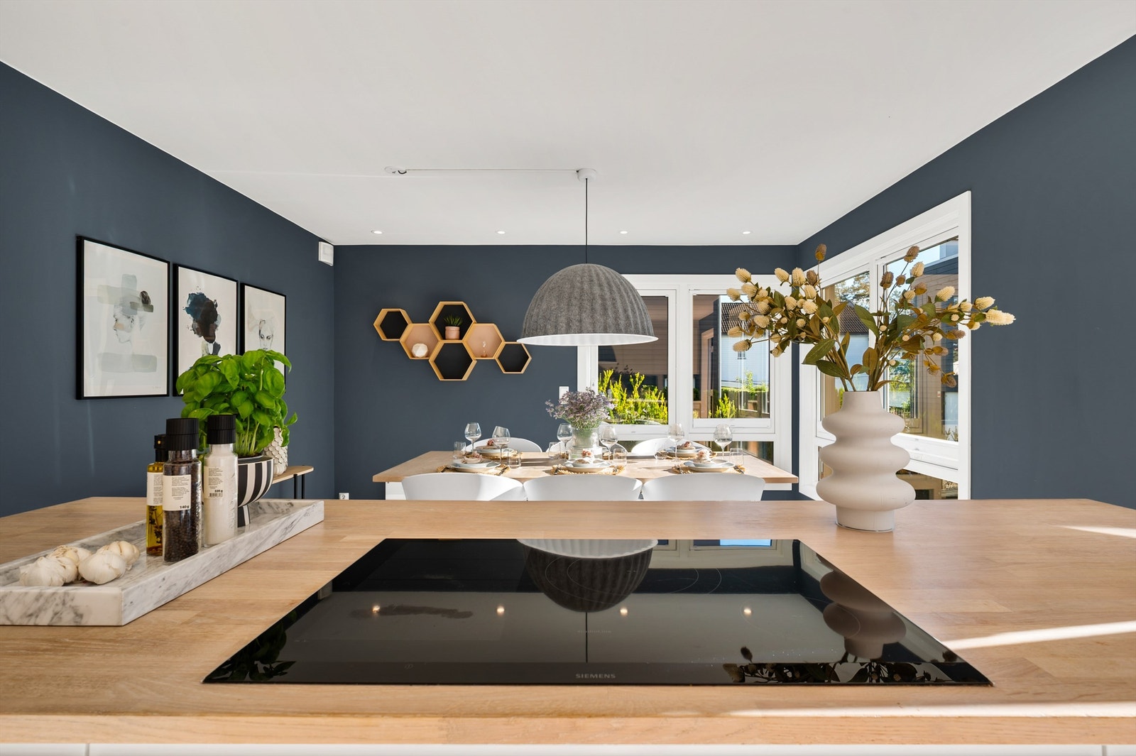 Benkeplaten i heltre eik gir en varm kontrast til de slette, hvite kjøkkenfrontene. Galleribilde