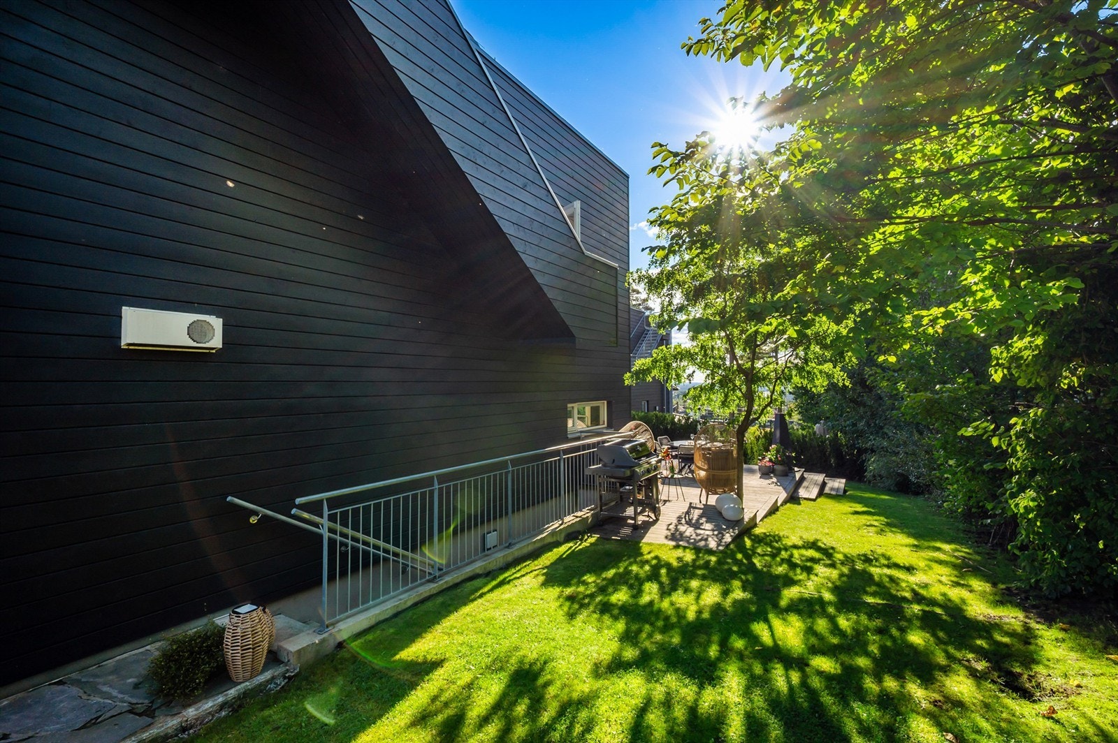 Boligen ligger tilbaketrukket fra veien i et rolig nabolag. Galleribilde