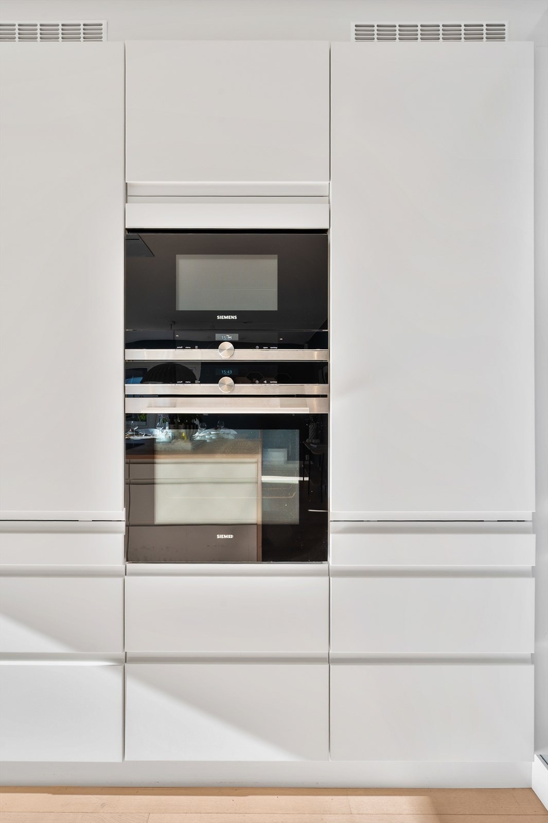 Detaljbilde av de integrerte hvitevarene, som sikrer et rent og helhetlig uttrykk. Galleribilde