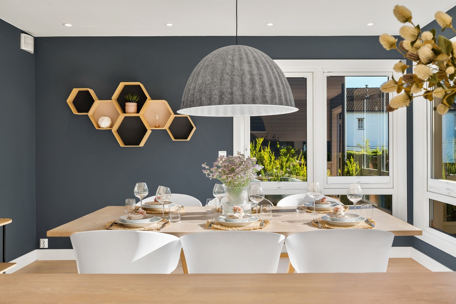 Fra kjøkkenøyen har man god oversikt over spisestue og ut mot hagen. Galleribilde