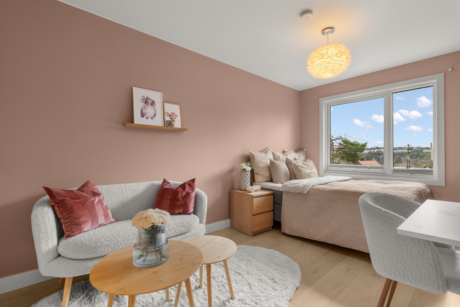 Det ene soverommet i andre etasje er romslig og har plass til både seng og en liten sittegruppe. Galleribilde