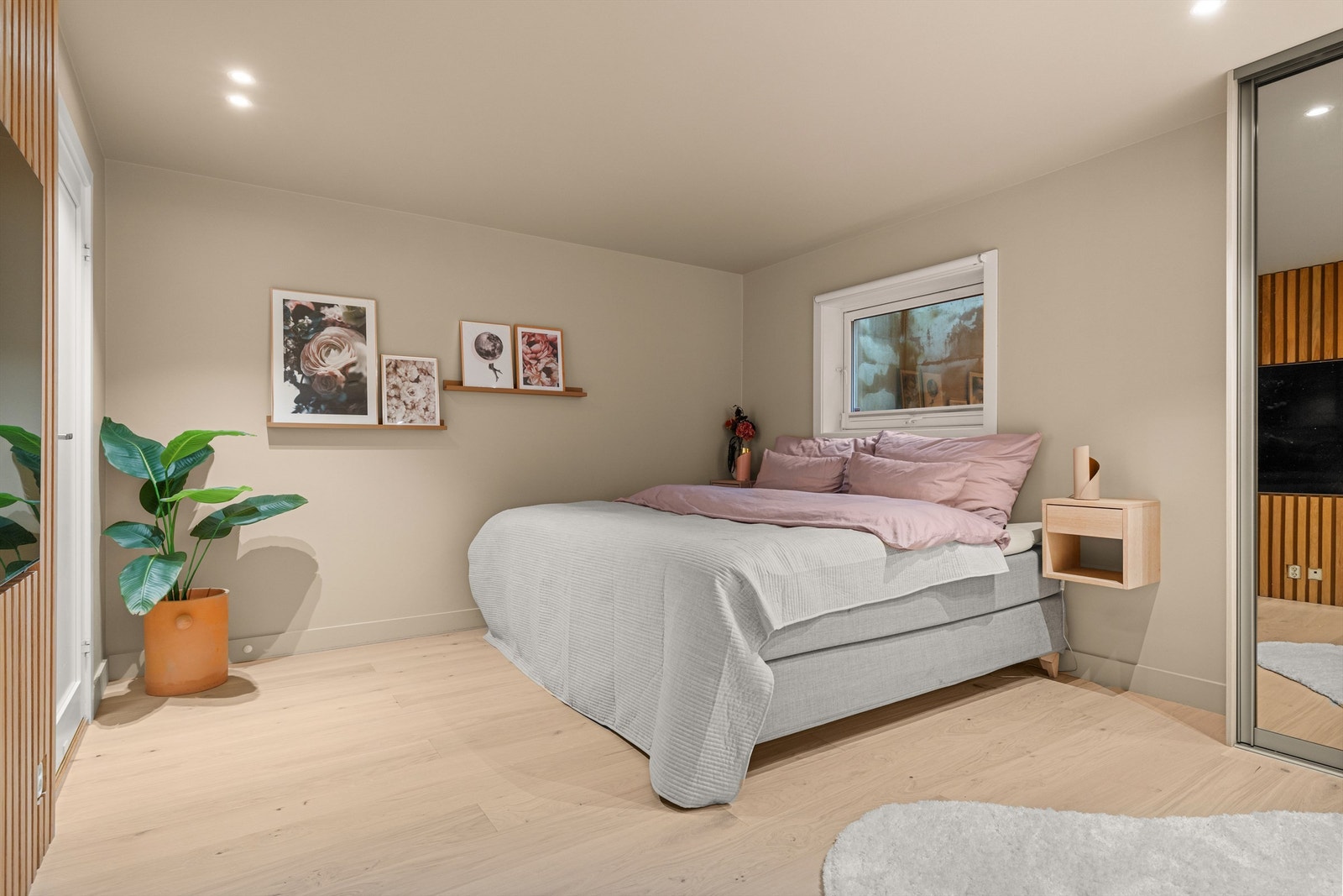 I underetasjen ligger et stort, godt rom som dagens eier benytter som soverom. (Opprinnelig byggemeldt som trimrom, ikke godkjent for varig opphold). Galleribilde