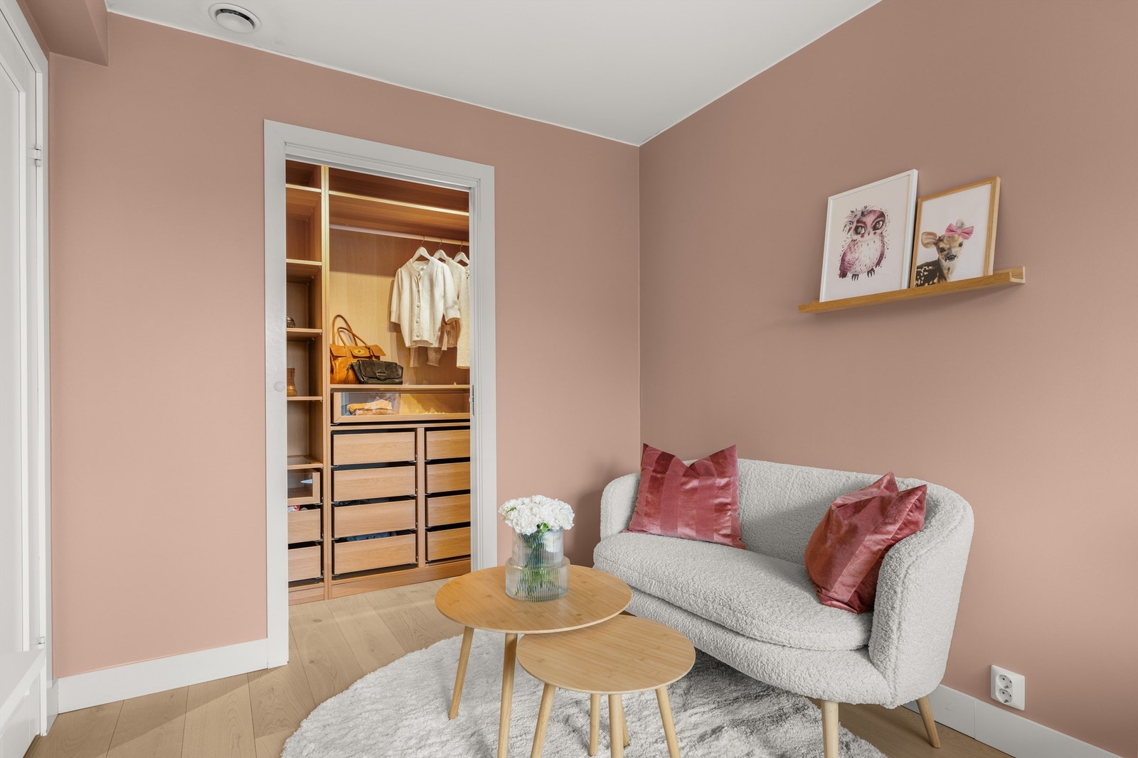 Fra soverommet er det direkte adkomst til et praktisk garderoberom. Galleribilde