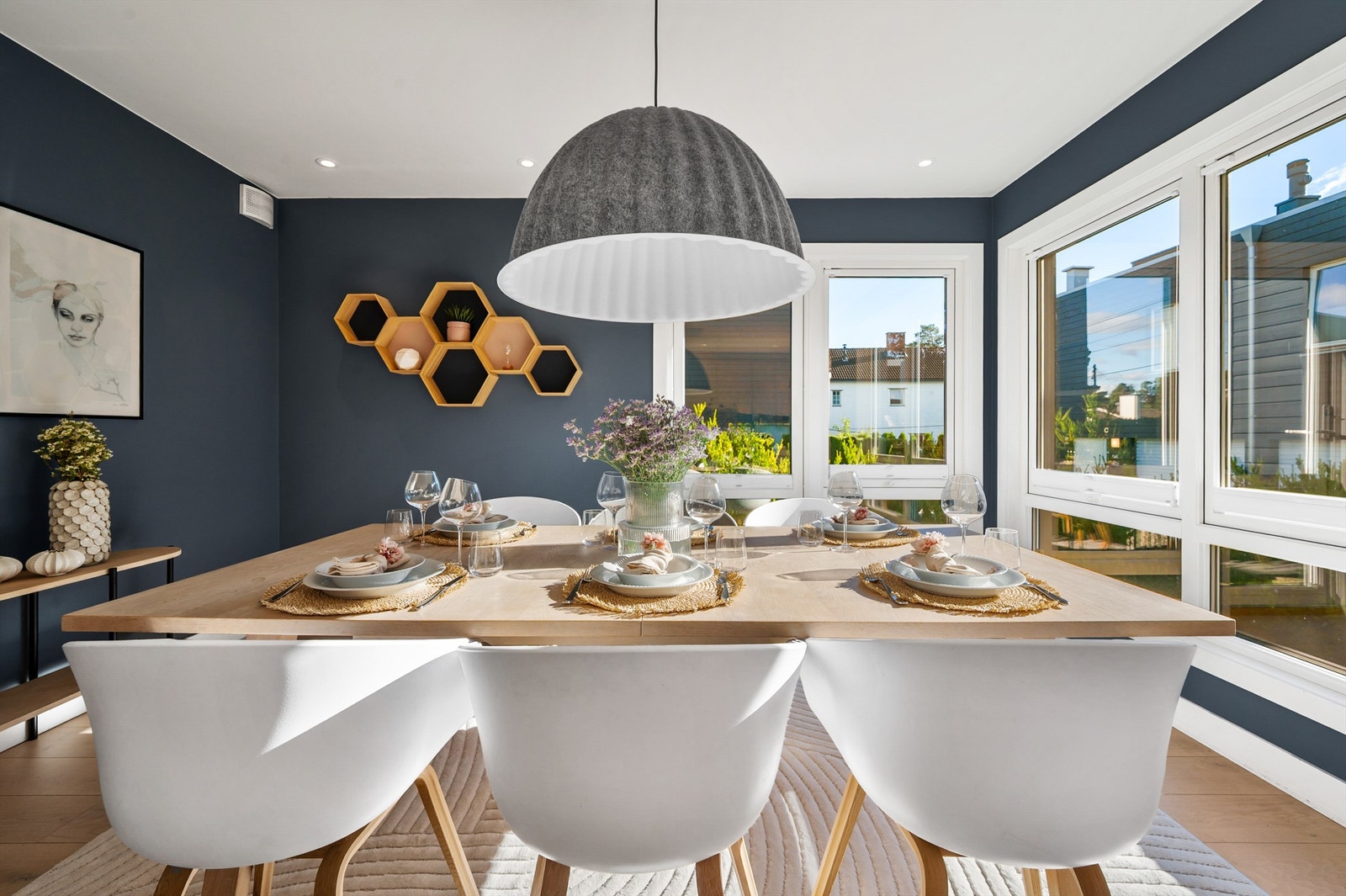 Rommet er holdt i en moderne stil med - downlights og varme i gulv er en selvfølge. Galleribilde