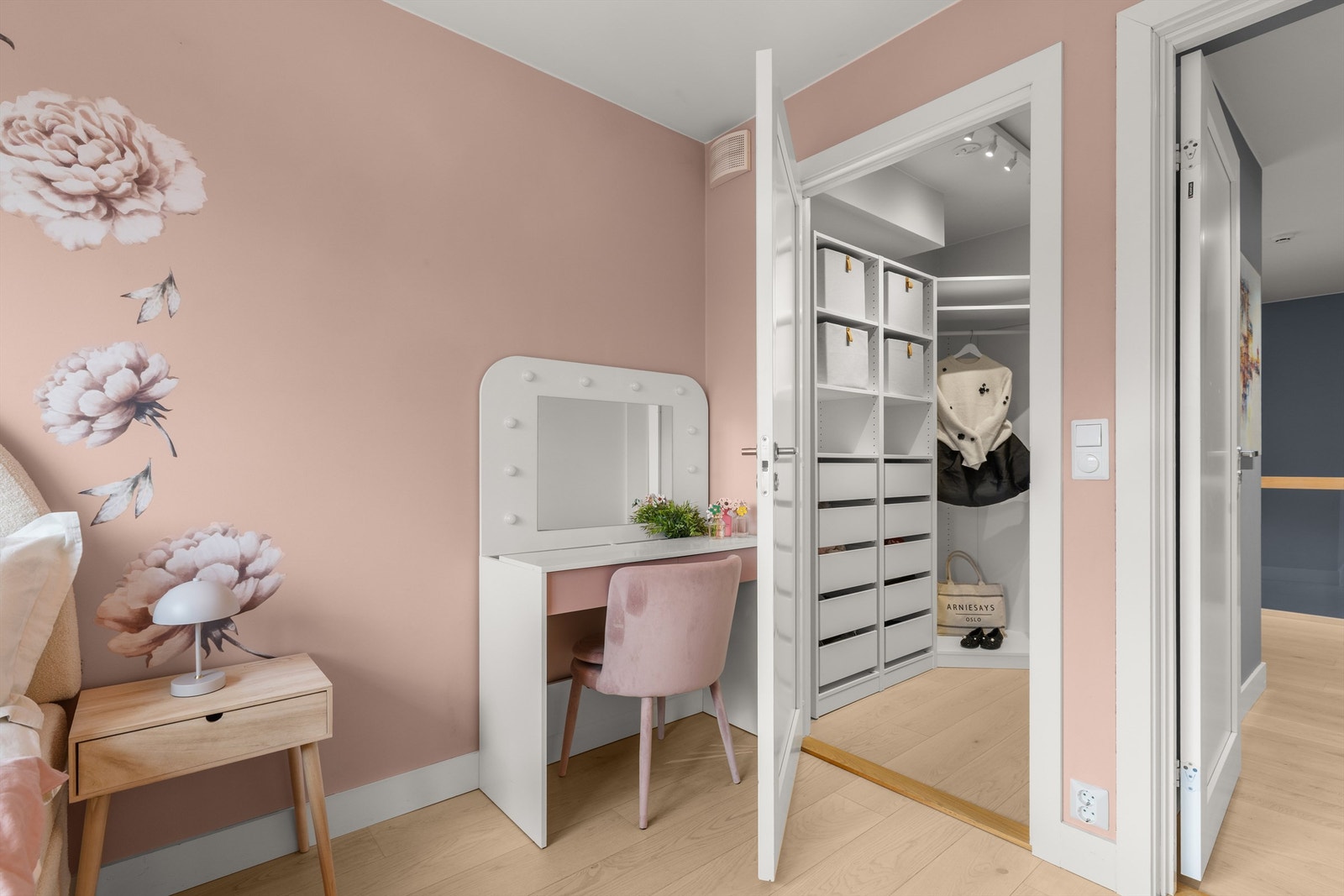 Også dette soverommet har adkomst til et eget, romslig garderoberom. Galleribilde