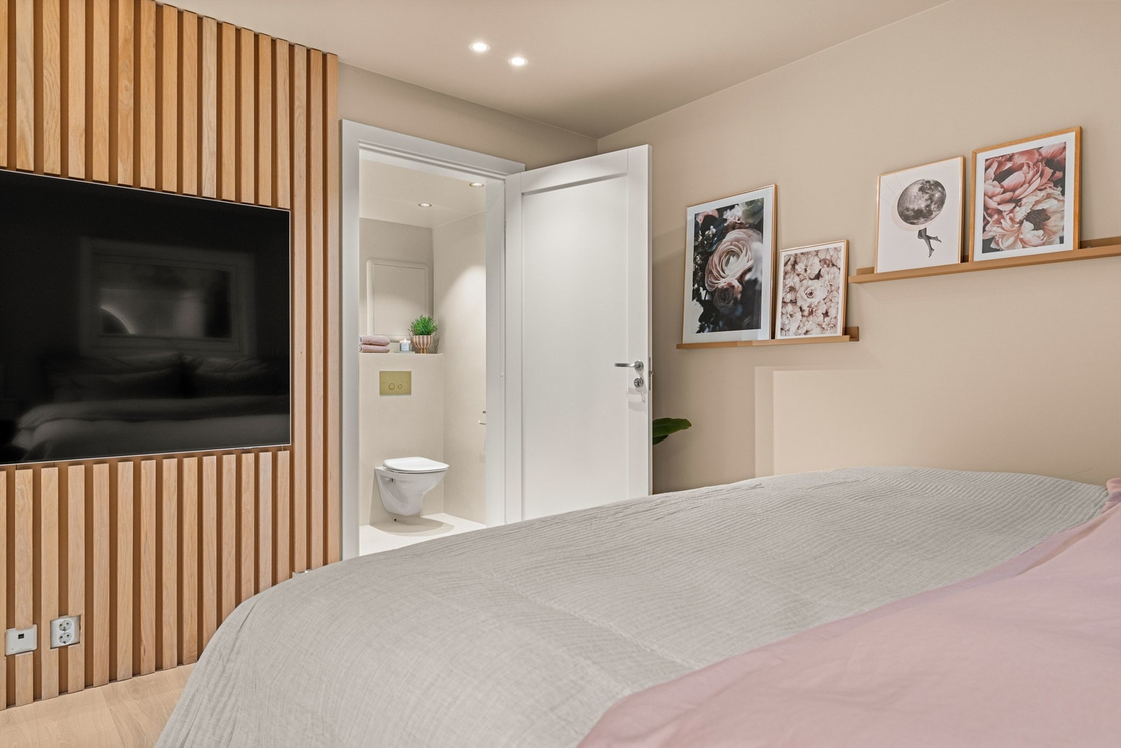 Fra soverommet er det direkte adkomst til et eget, delikat bad. Galleribilde