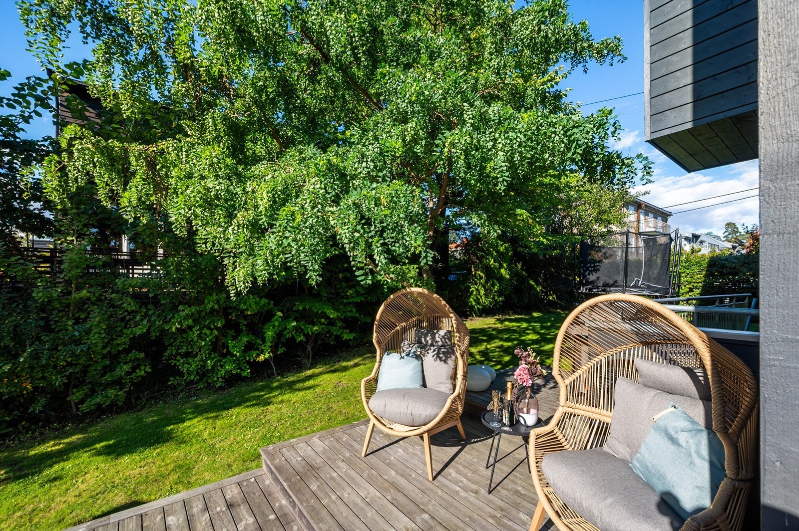 Den private hagen er pent opparbeidet med plen og en markterrasse. Galleribilde