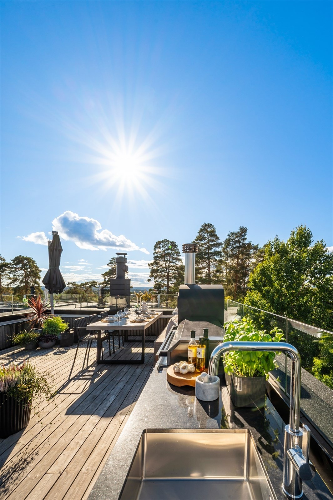 Utekjøkkenet er praktisk plassert med god arbeidsflate og vask. Galleribilde