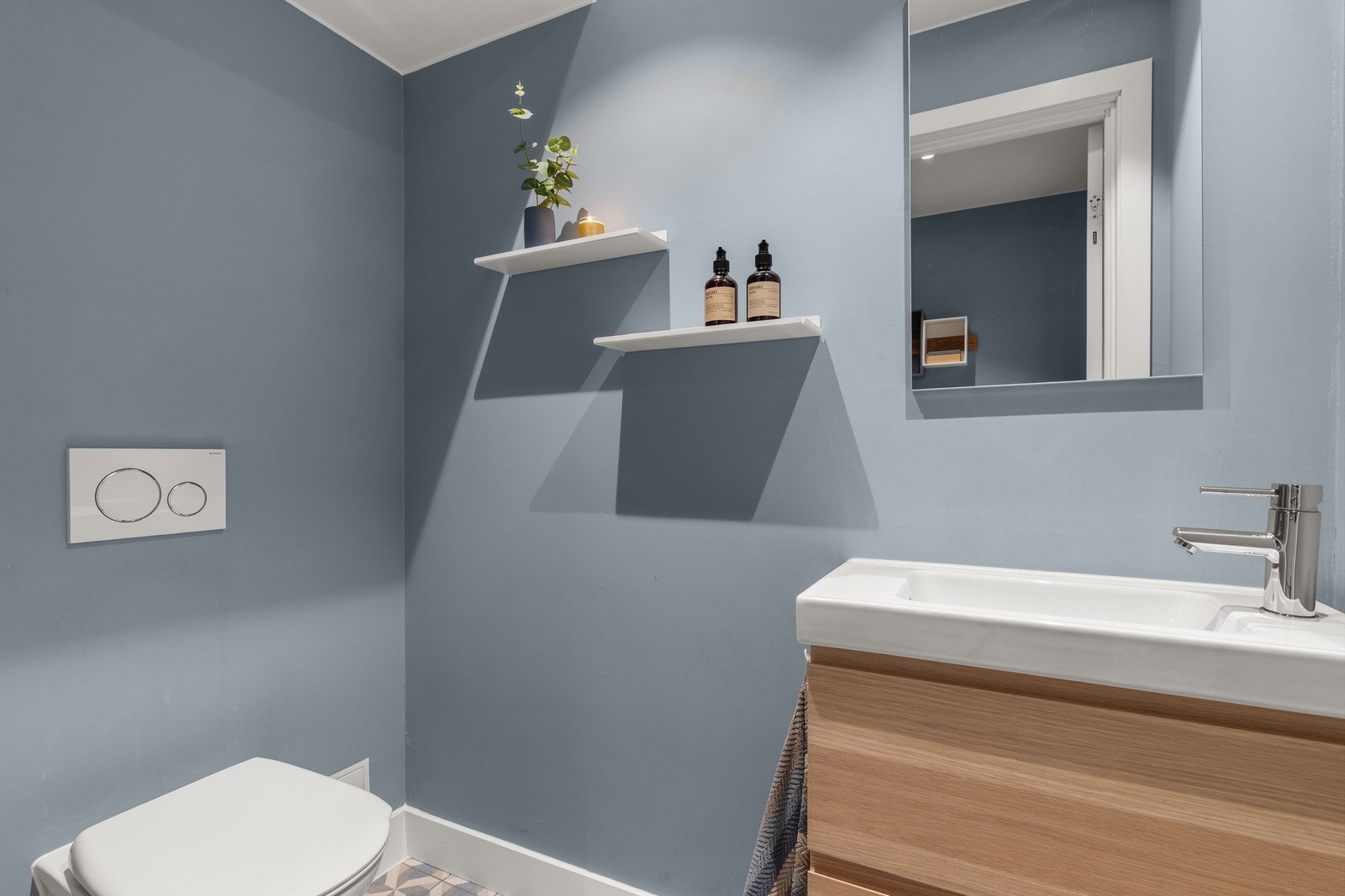 I tilknytning til entreen ligger et praktisk toalettrom. Galleribilde