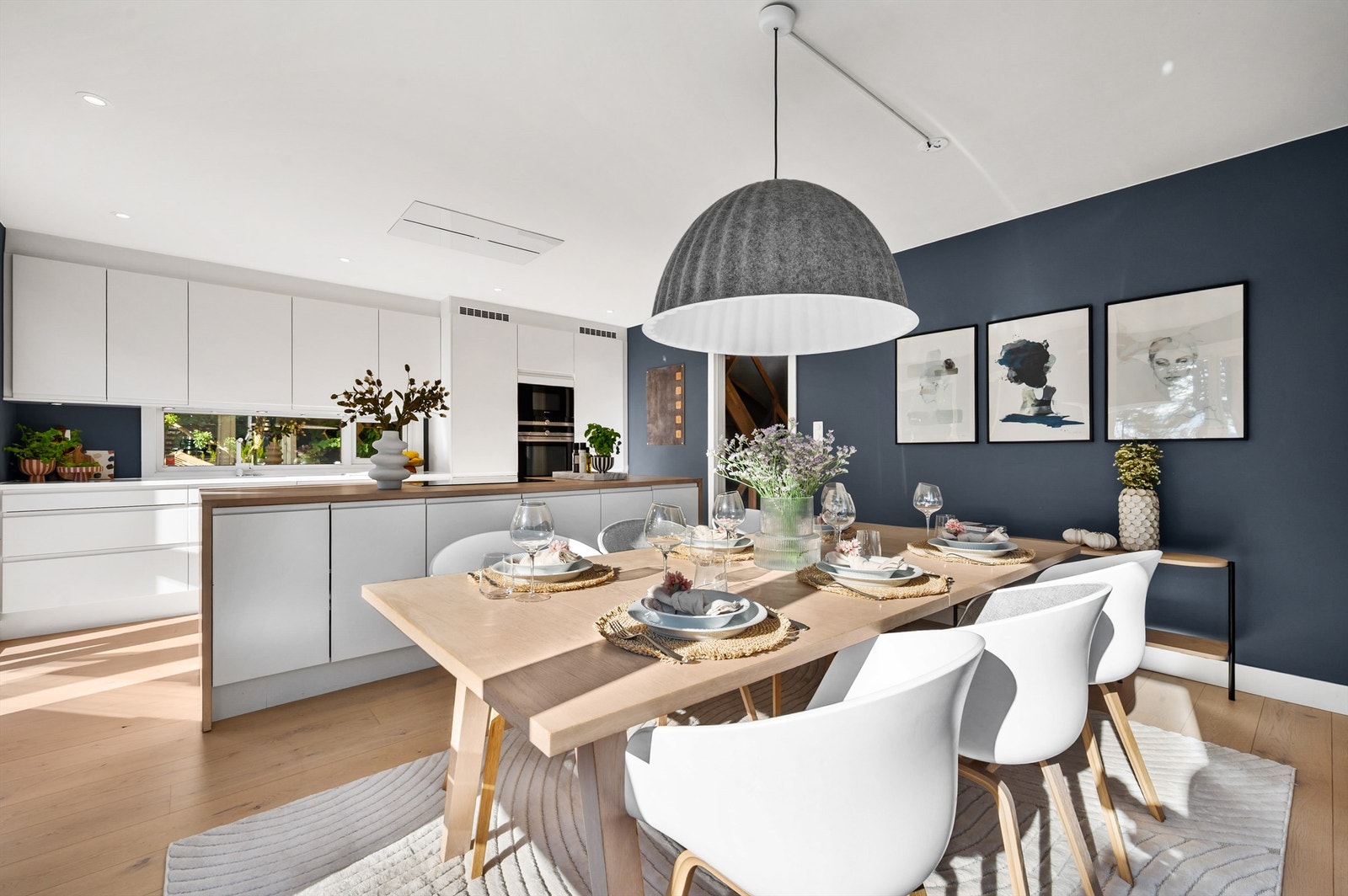 Spisestuen har god plass til et stort spisebord for hyggelige sammenkomster. Galleribilde