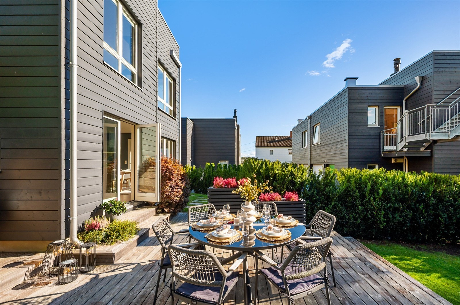 Direkte utgang fra kjøkkenet gjør det enkelt å servere måltider utendørs. Galleribilde