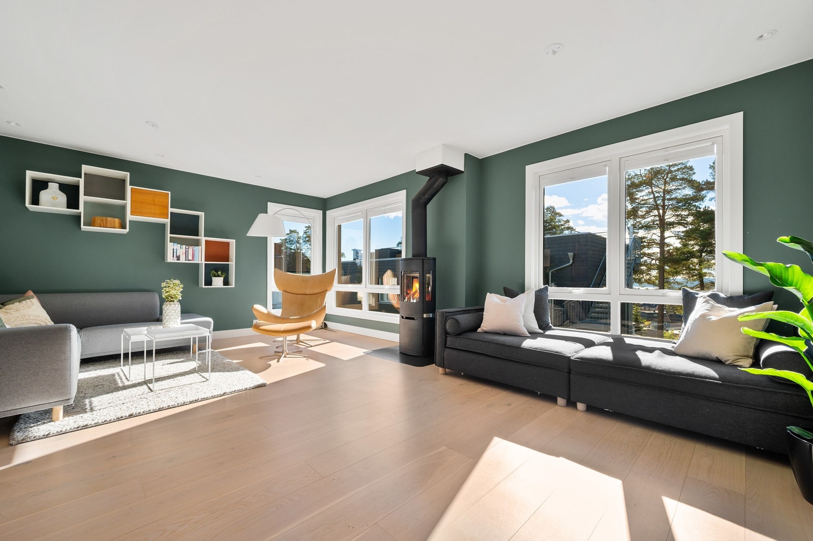 I andre etasje finner du en lys og luftig stue med store vinduer. Det tredje godkjente soverommet er innlemmet i stuen, selger dekker kostnader med etablering av lettvegg med dør hvis kjøper ønsker dette. Se alternativ planløsning. Galleribilde