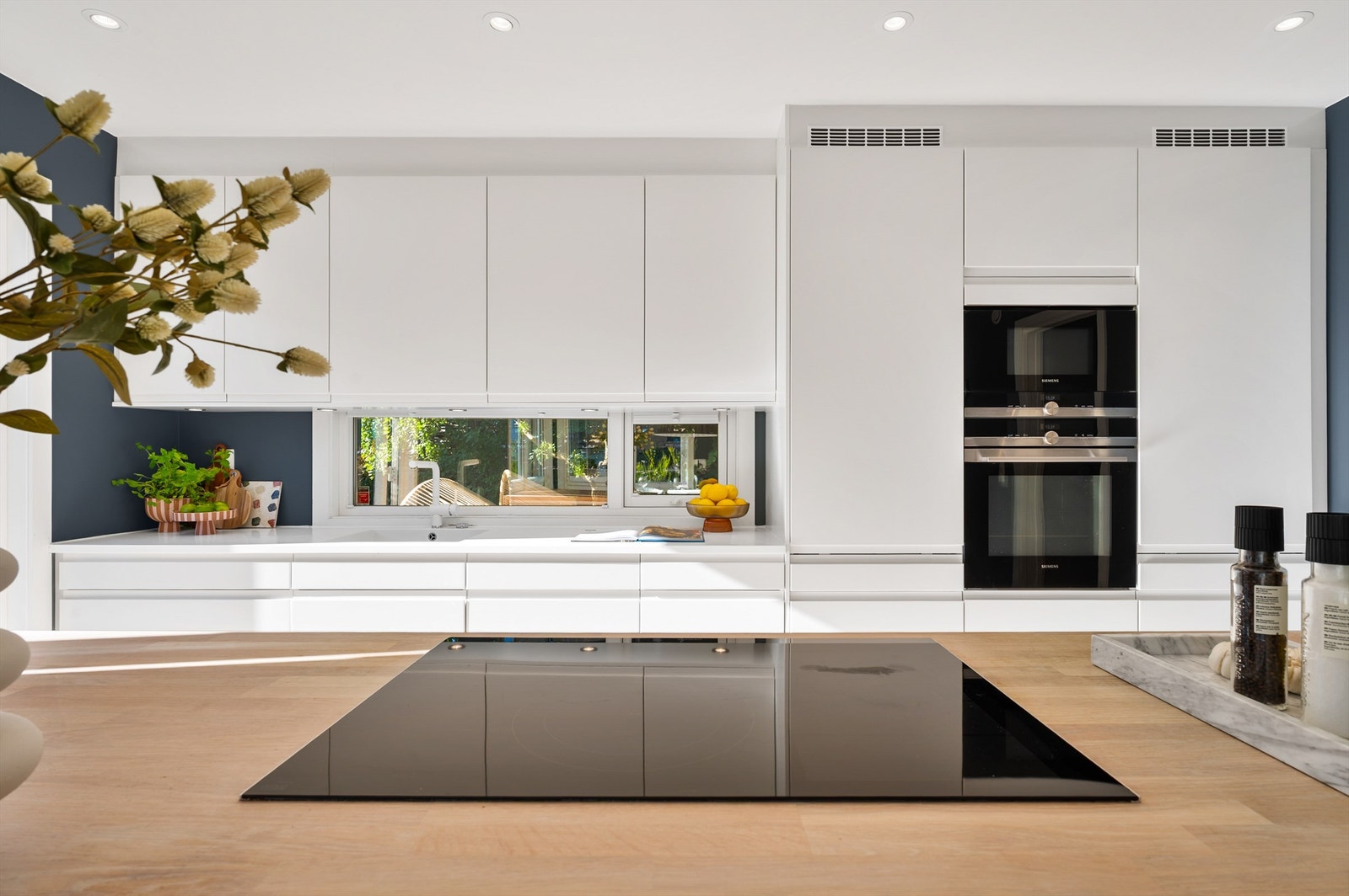 Kjøkkenet er velutstyrt med en bred induksjonstopp med integrert ventilator i kjøkkenøya. Galleribilde