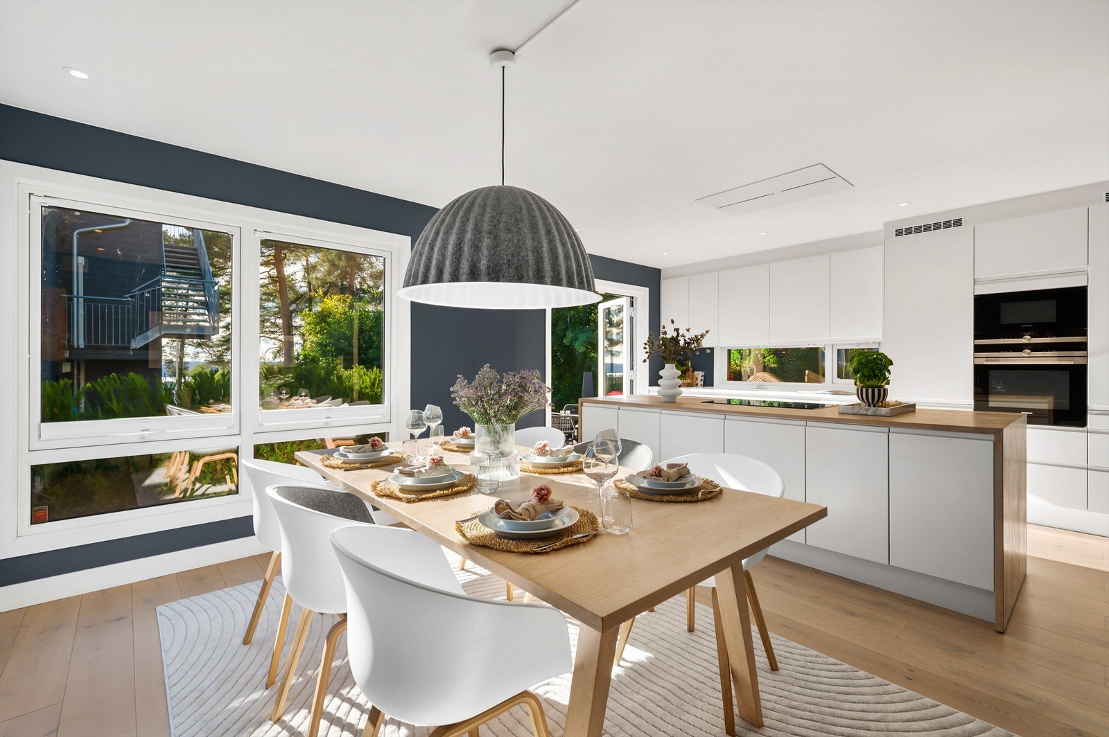 Fra entreen åpner boligen seg opp mot en sosial sone med kjøkken og spisestue. Galleribilde