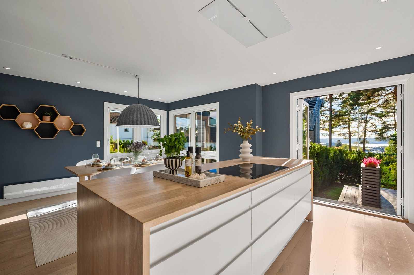 Kjøkkenøya fungerer som et naturlig samlingspunkt og fra rommet er det utgang til den solrike markterrassen. Galleribilde