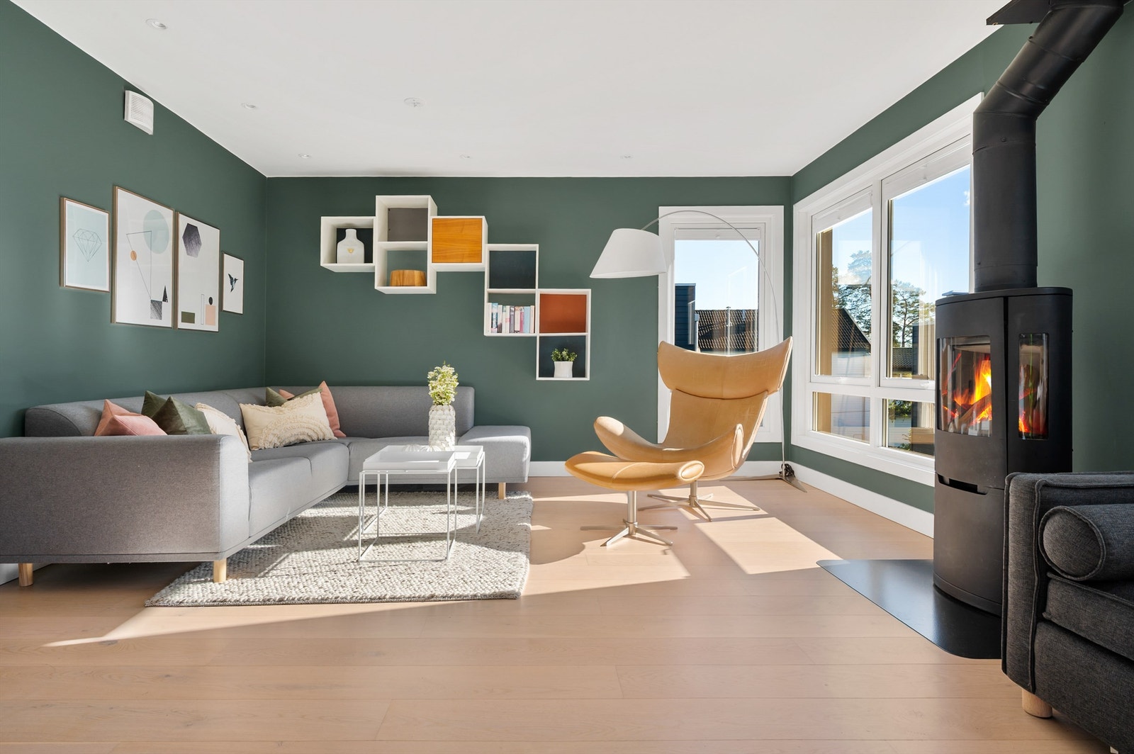 En moderne peisovn sørger for både varme og hyggelig stemning på kalde dager. Galleribilde